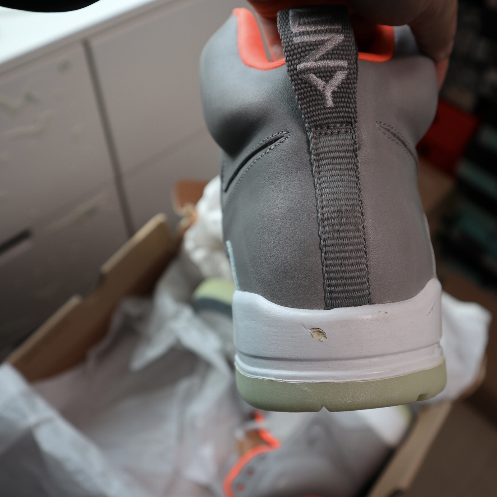 Nike Air Yeezy 1 Zen Grey 착용 스타일 - 4