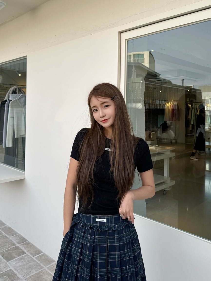 Converse x Stussy Chuck 70 Ox Poppy Red, (W) Chanel Beauty Hair Clip & Black 착용 스타일 - 3