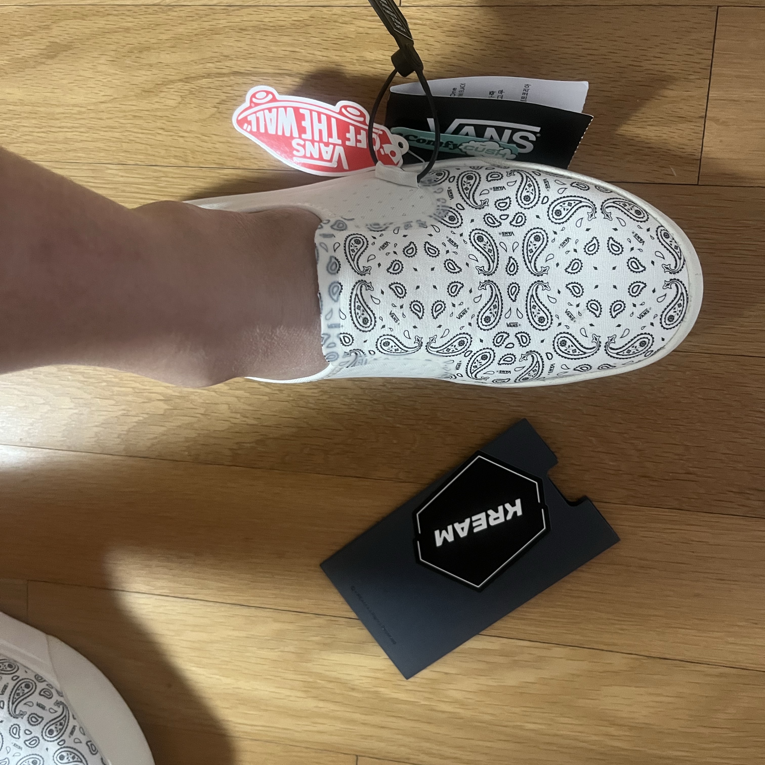 Vans ComfyCush One Bandana Marshmallow White 착용 스타일