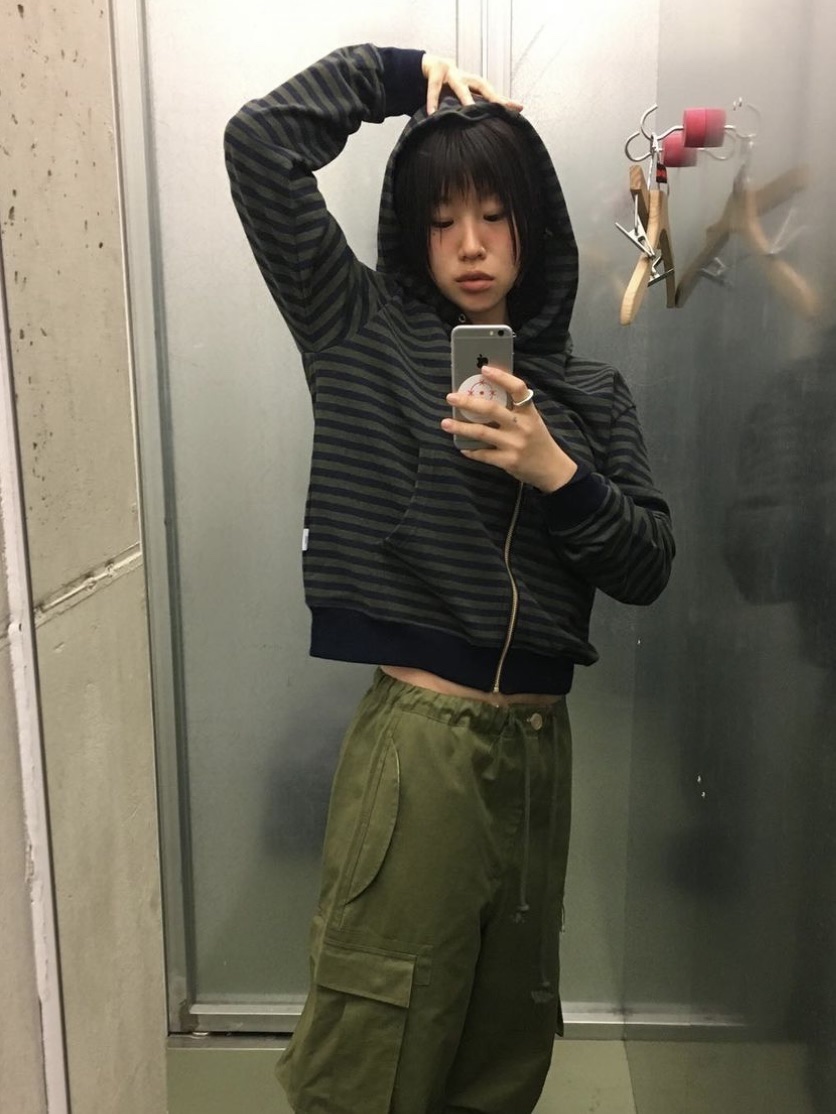 Safarispot One Way Stripe Hoodie Zipup Green Navy, Safarispot Safari Capri Cargo Pants Khaki 착용 스타일 - 2
