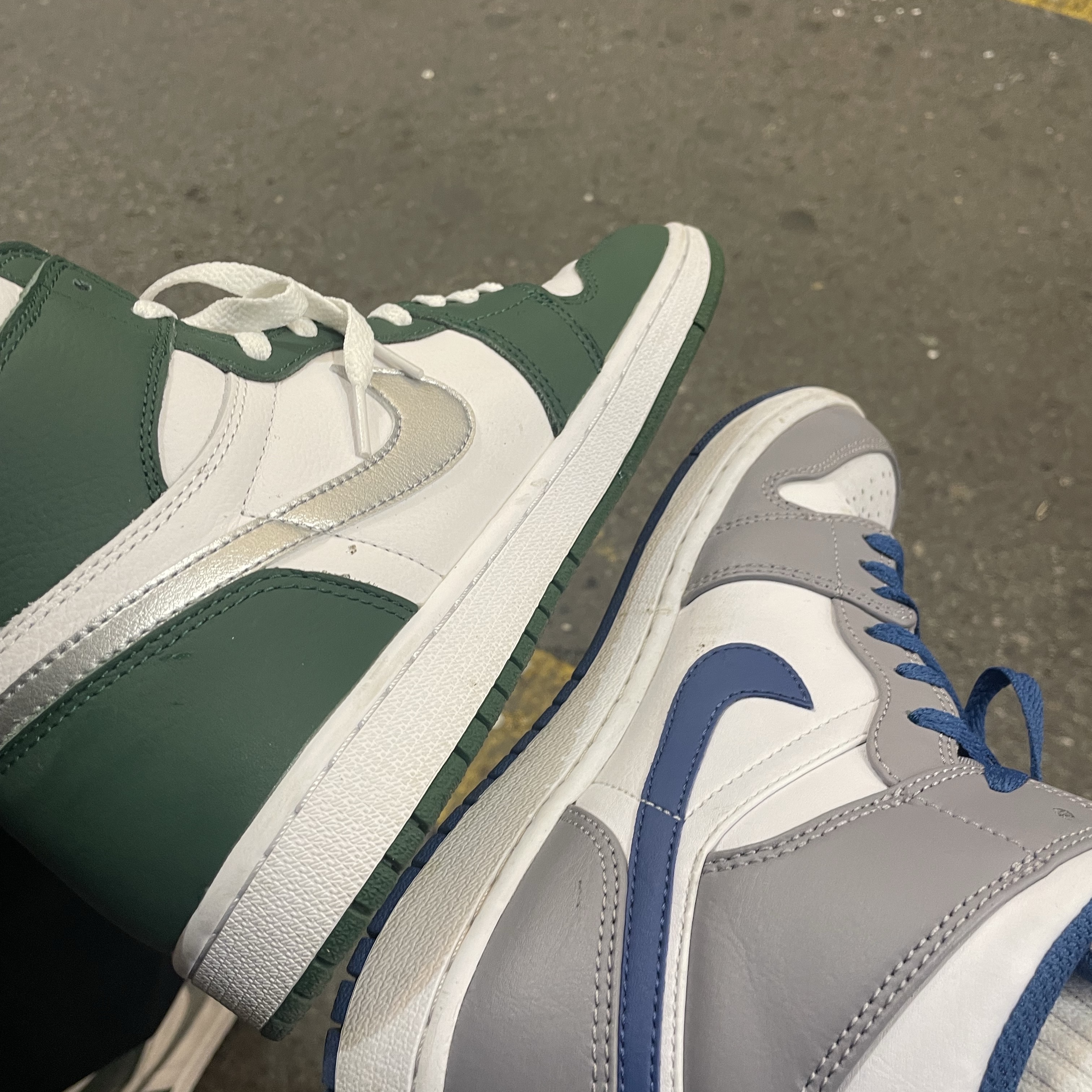 Jordan 1 Mid Cement Grey True Blue 착용 스타일 - 1