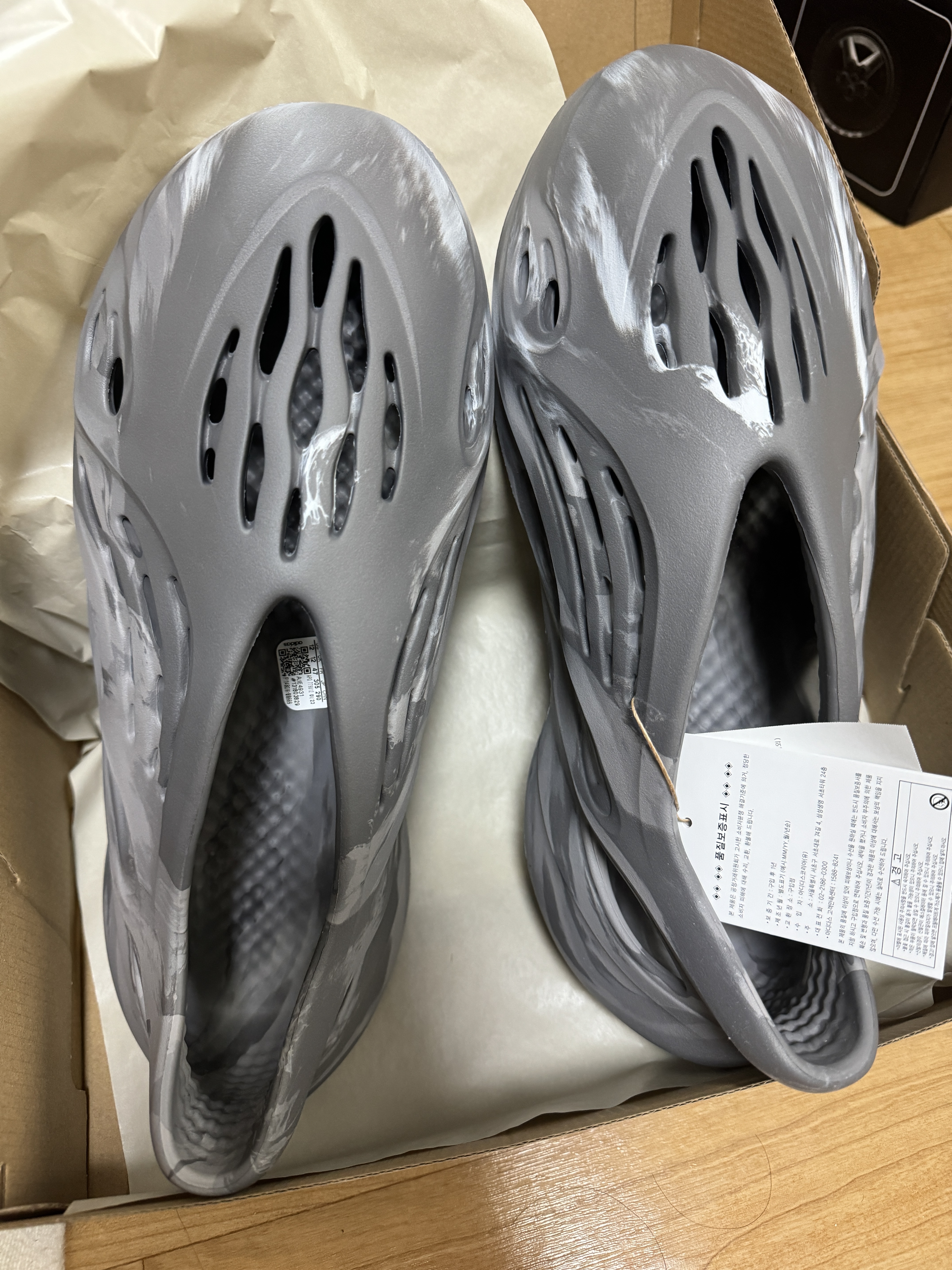 Adidas Yeezy Foam RNNR MX Granite 착용 스타일