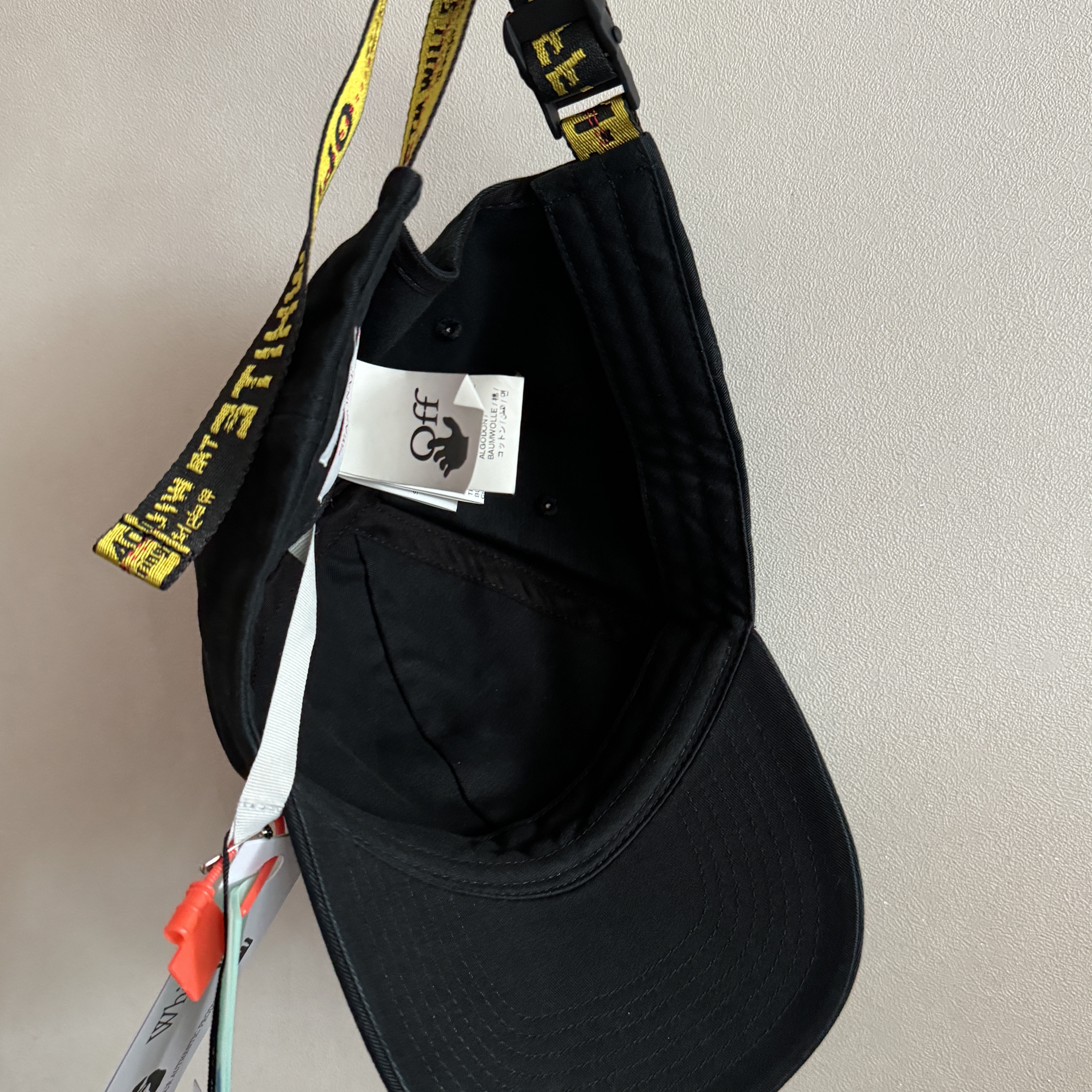 Off-White Helvetica Industrial Cap Black 착용 스타일 - 2