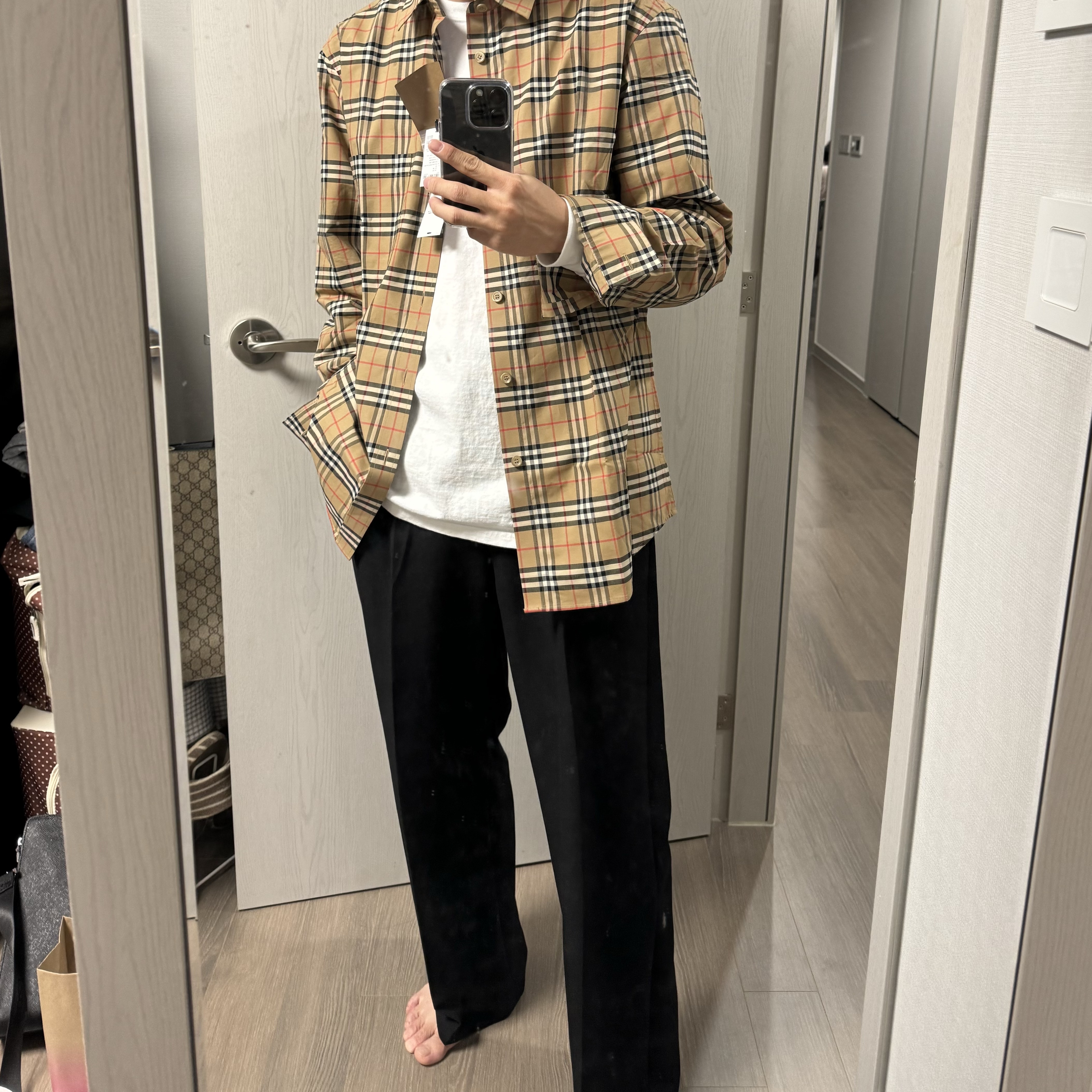 Burberry Small Scale Check Stretch Cotton Shirt Archive Beige, Stussy Basic Stussy T-Shirt White 2023 착용 스타일