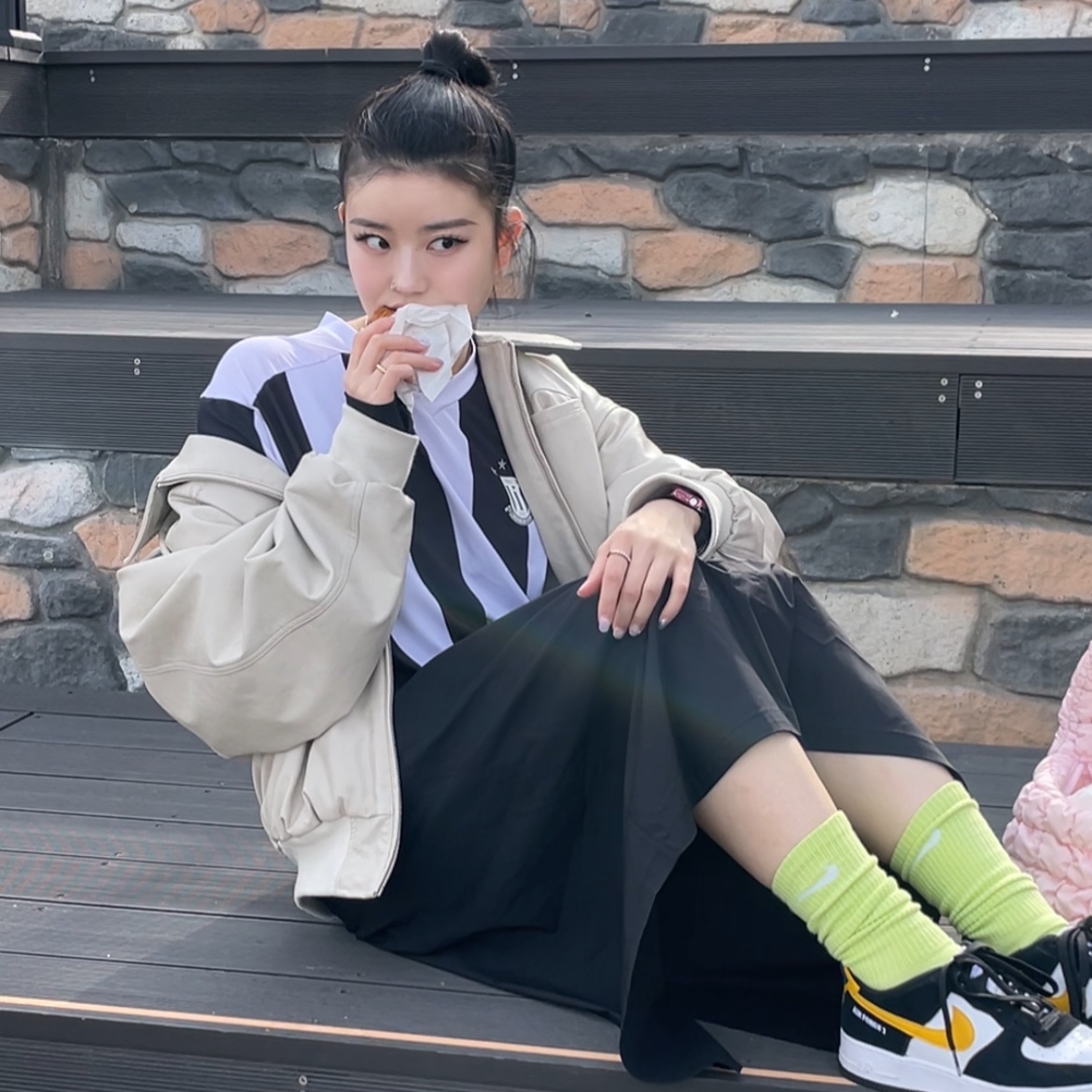 (GS) Nike Air Force 1 LV8 Athletic Club Black Dark Sulfur, COS Quilted Mini Bag Pink 착용 스타일 - 2