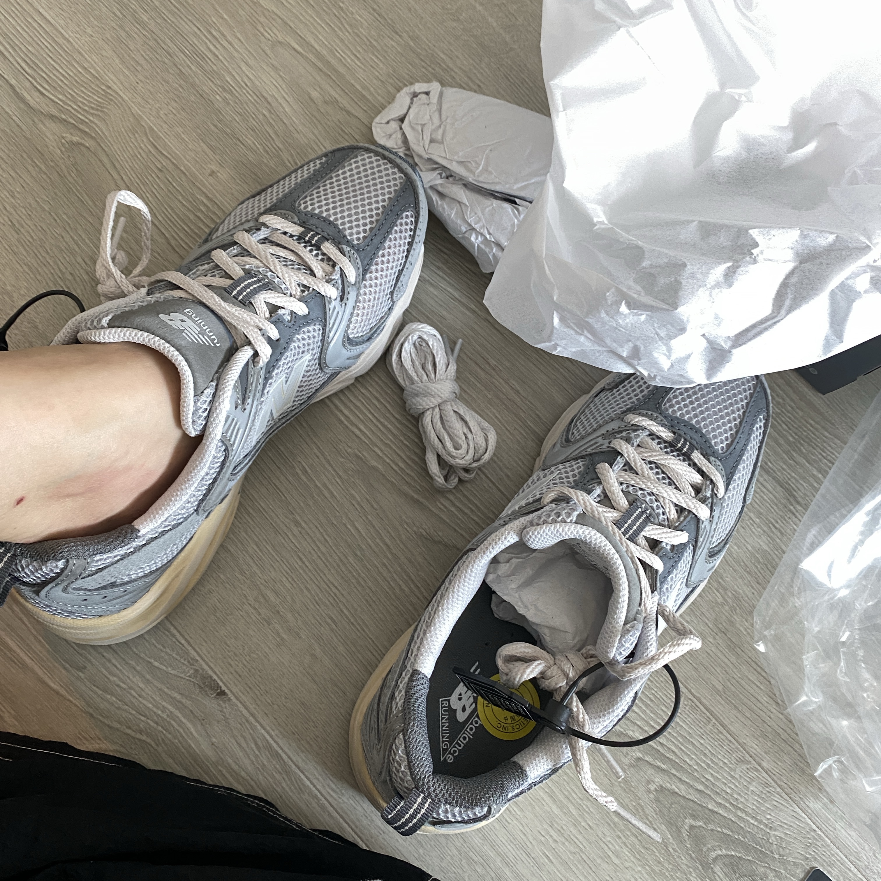 New Balance 530 Premium Vintage Grey Matter 착용 스타일 - 2