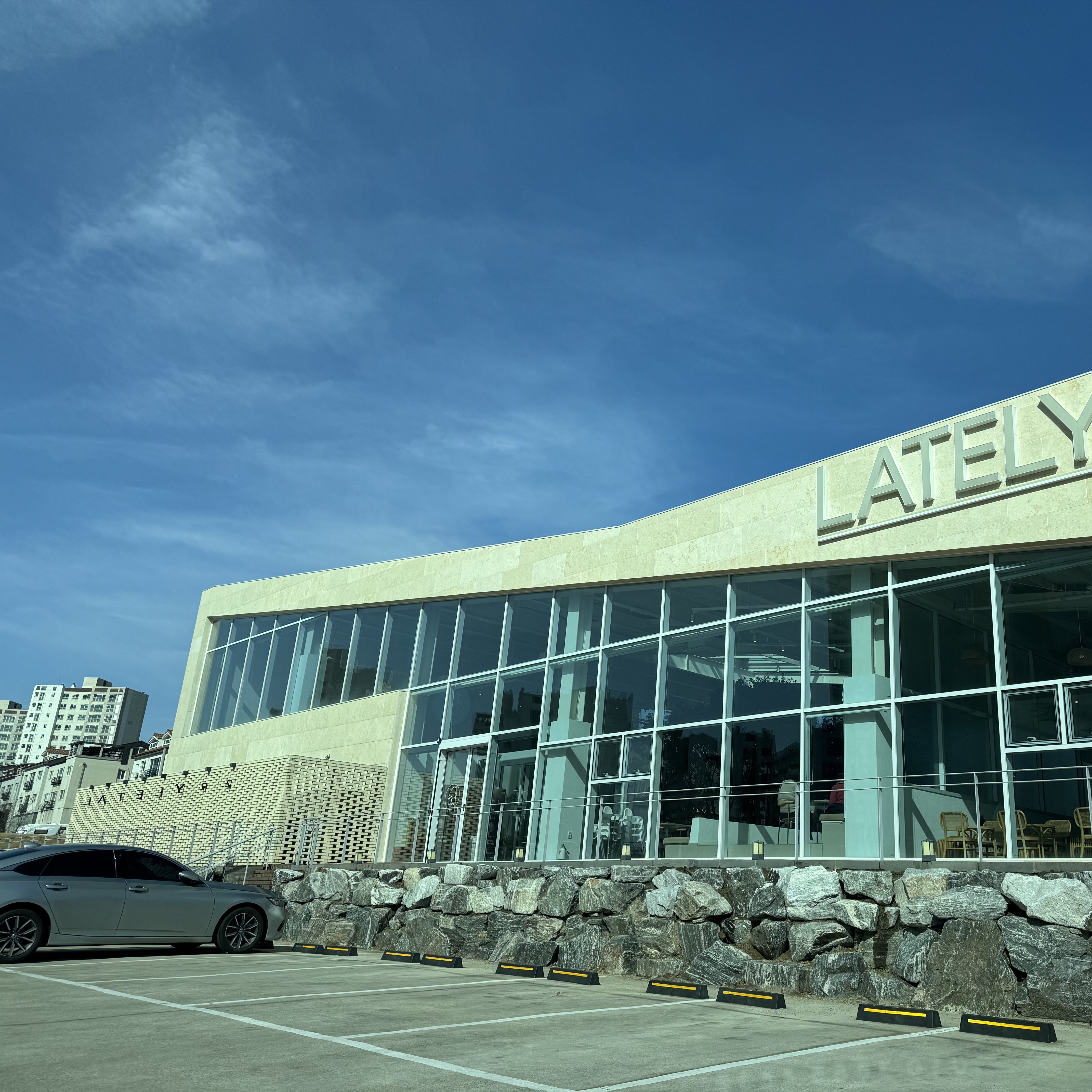 Puma x AMI Crewneck Sweatshirt Orange, Nike Air Force 1 '07 QS LBJ 착용 스타일 - 4