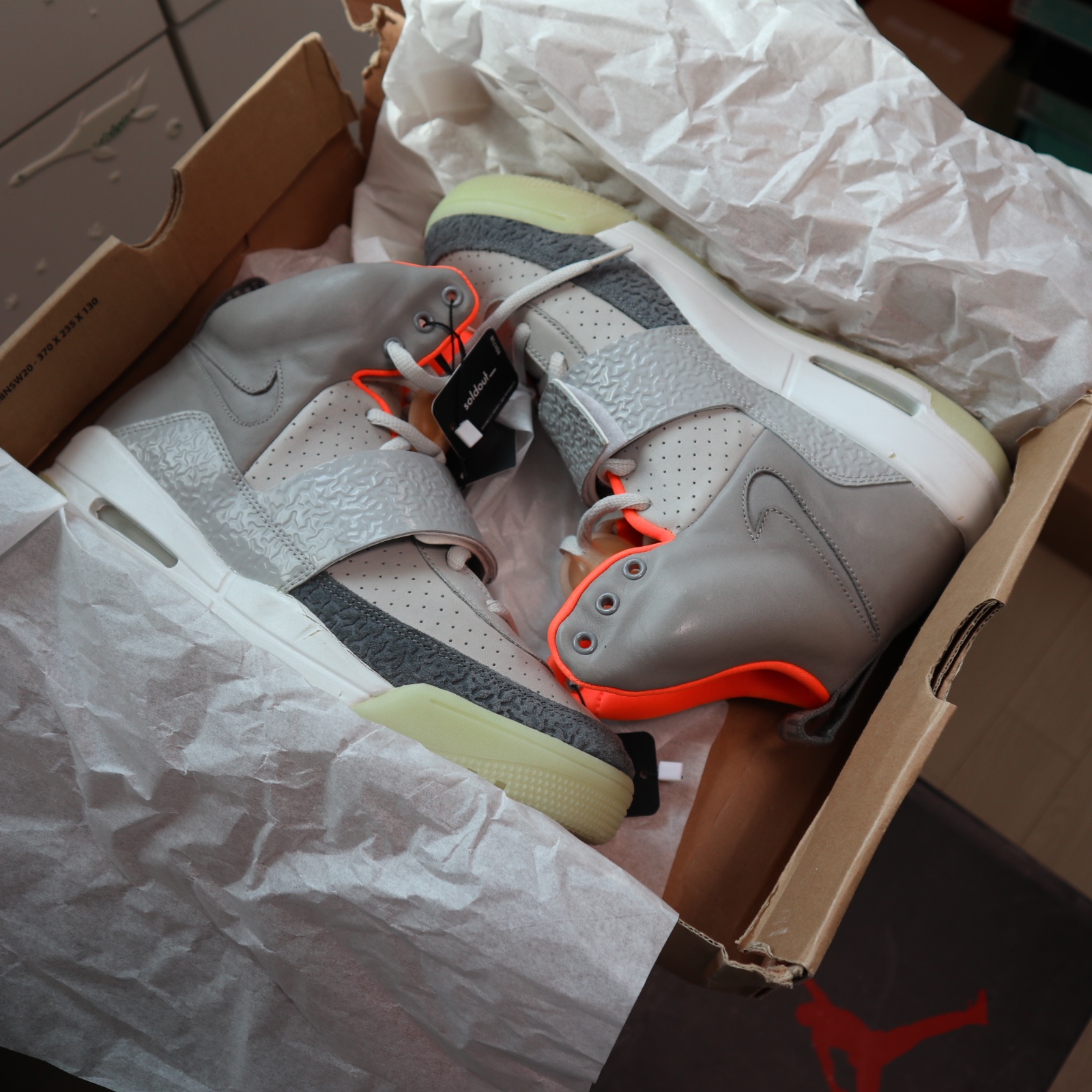 Nike Air Yeezy 1 Zen Grey 착용 스타일 - 2