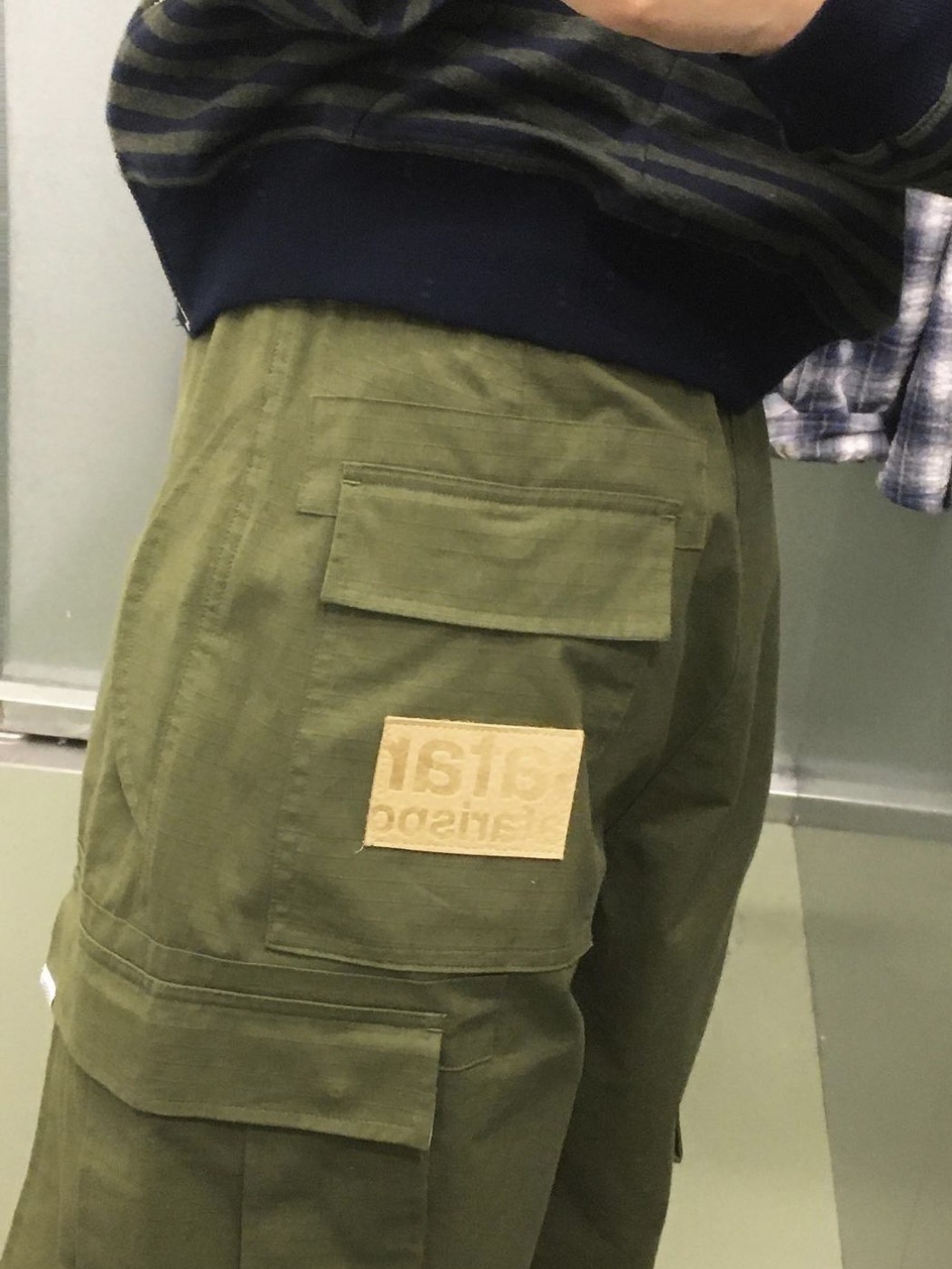 Safarispot One Way Stripe Hoodie Zipup Green Navy, Safarispot Safari Capri Cargo Pants Khaki 착용 스타일 - 3