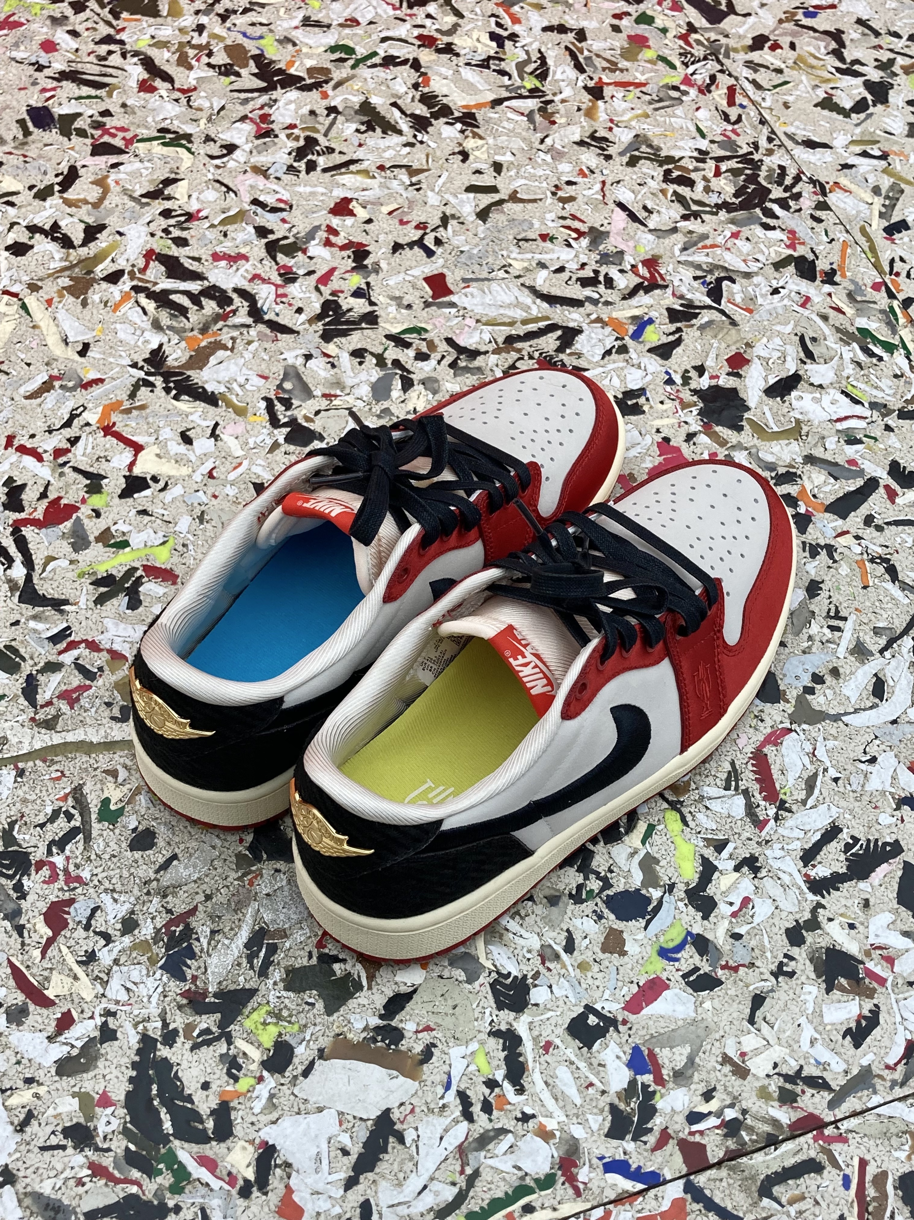 Jordan 1 x Trophy Room Retro Low OG SP Sail Varsity Red 착용 스타일 - 1
