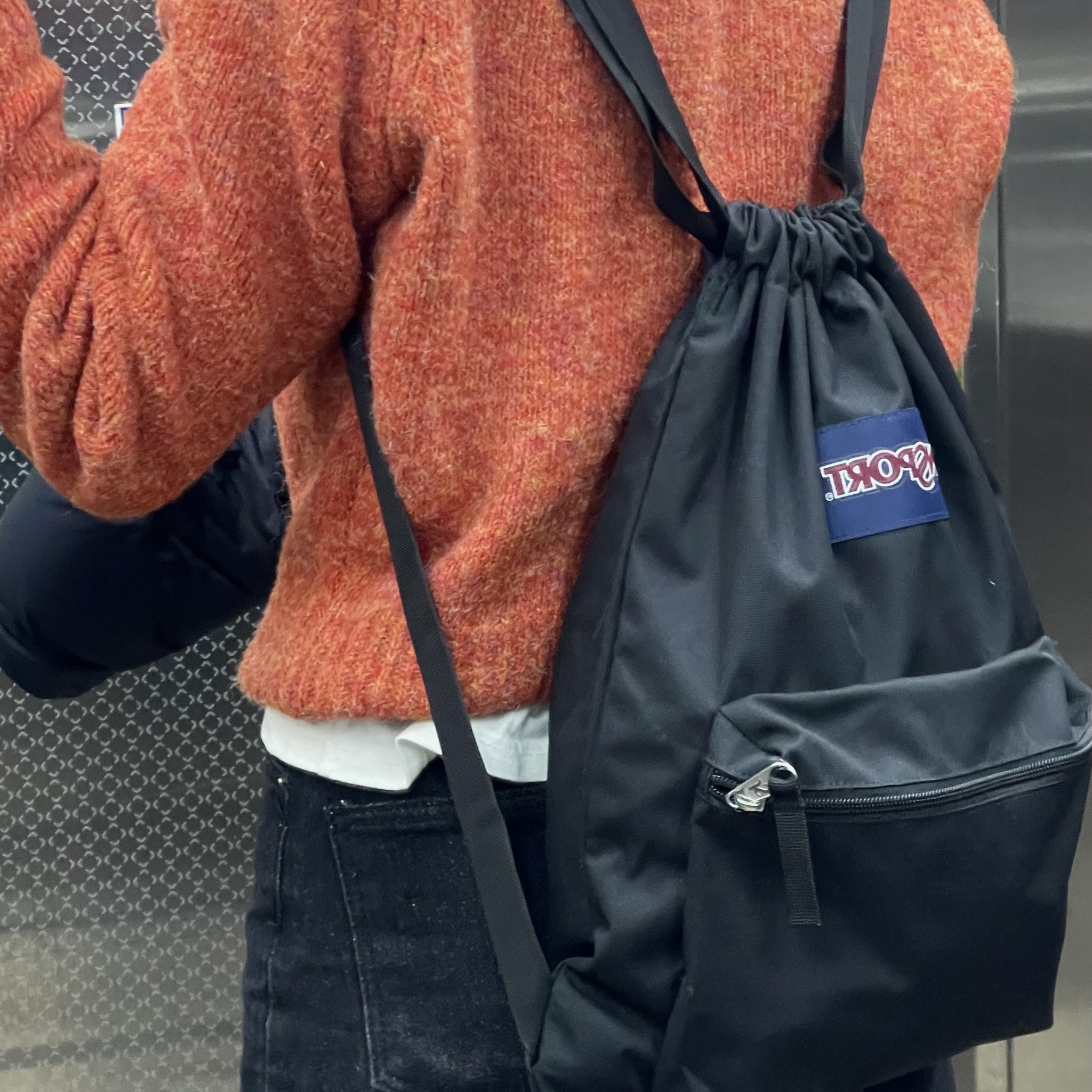 Jansport Draw Sack Black 착용 스타일