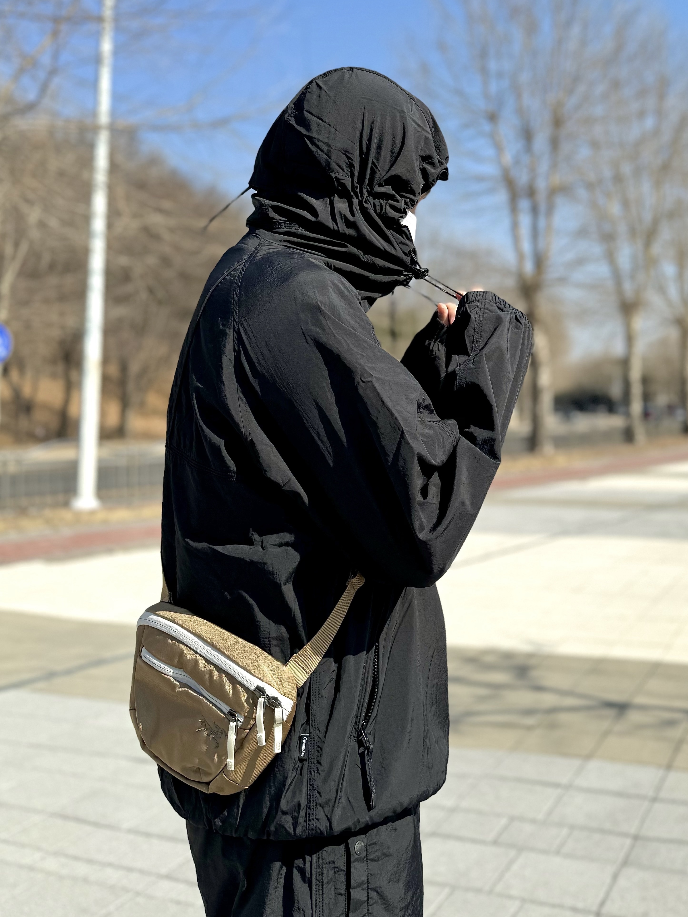 Salomon XT-6 ADV Black, Arc'teryx Mantis 1 Waistpack Loamix 착용 스타일 - 2