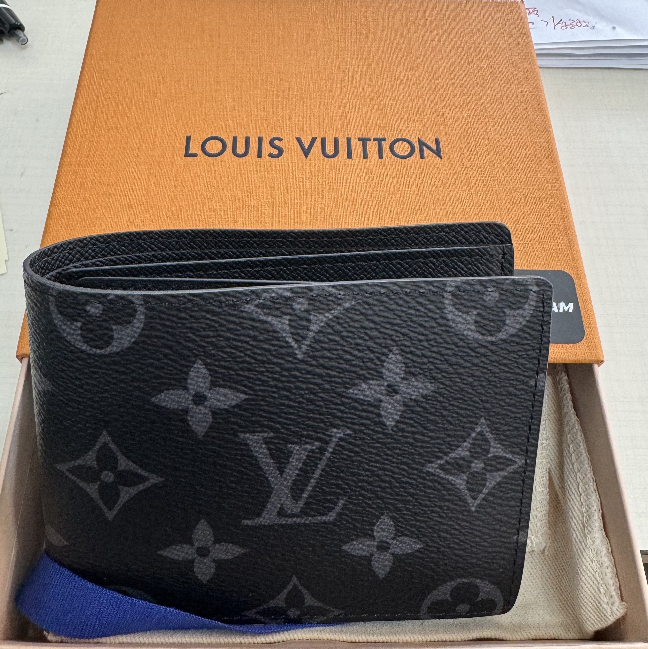 Louis Vuitton Slender Wallet Monogram Eclipse 착용 스타일