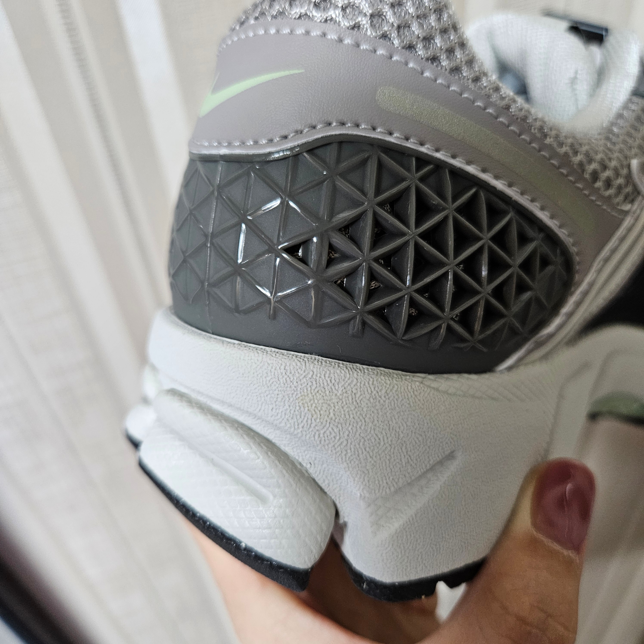 (W) Nike Zoom Vomero 5 Cobblestone and Flat Pewter 착용 스타일 - 2