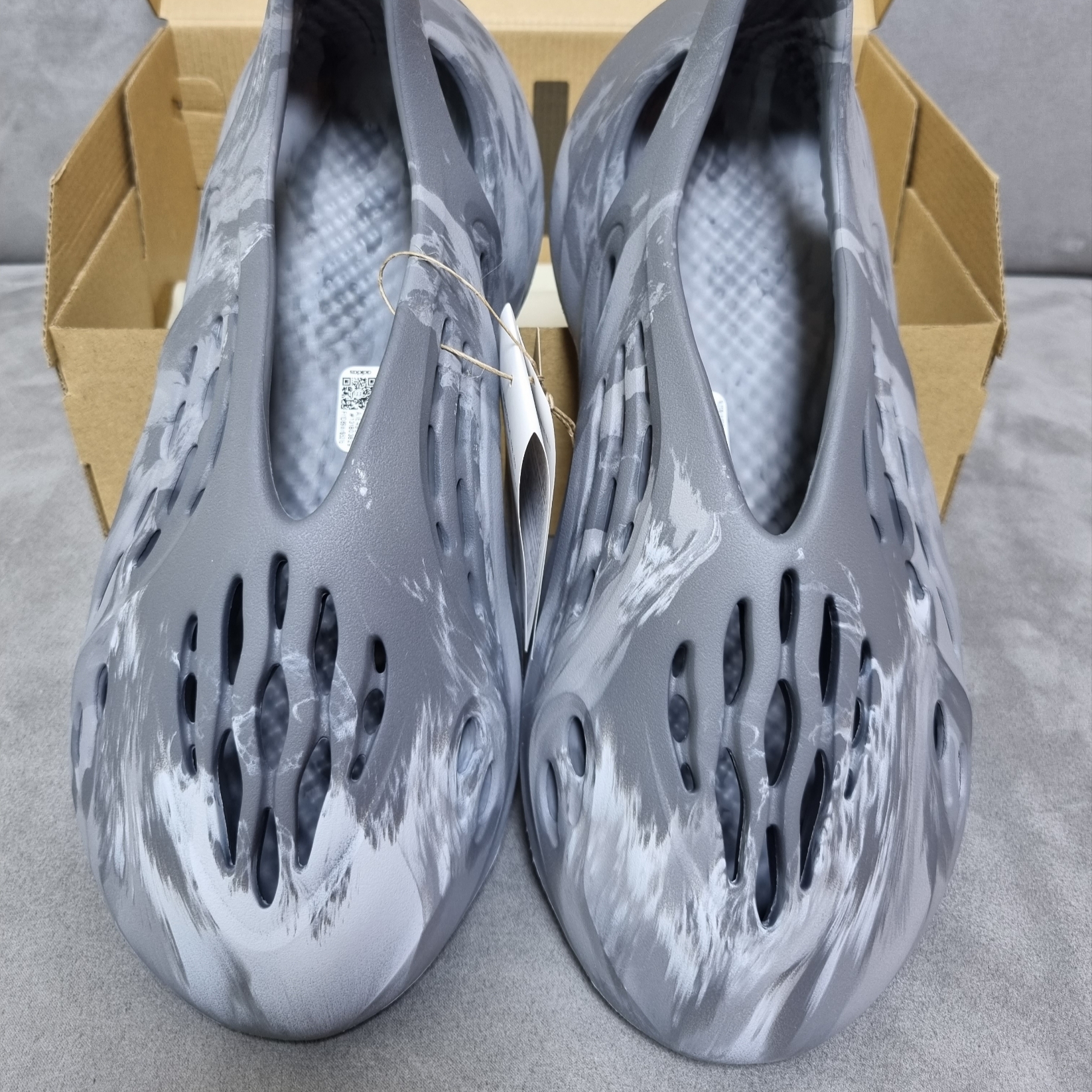 Adidas Yeezy Foam RNNR MX Granite 착용 스타일 - 1