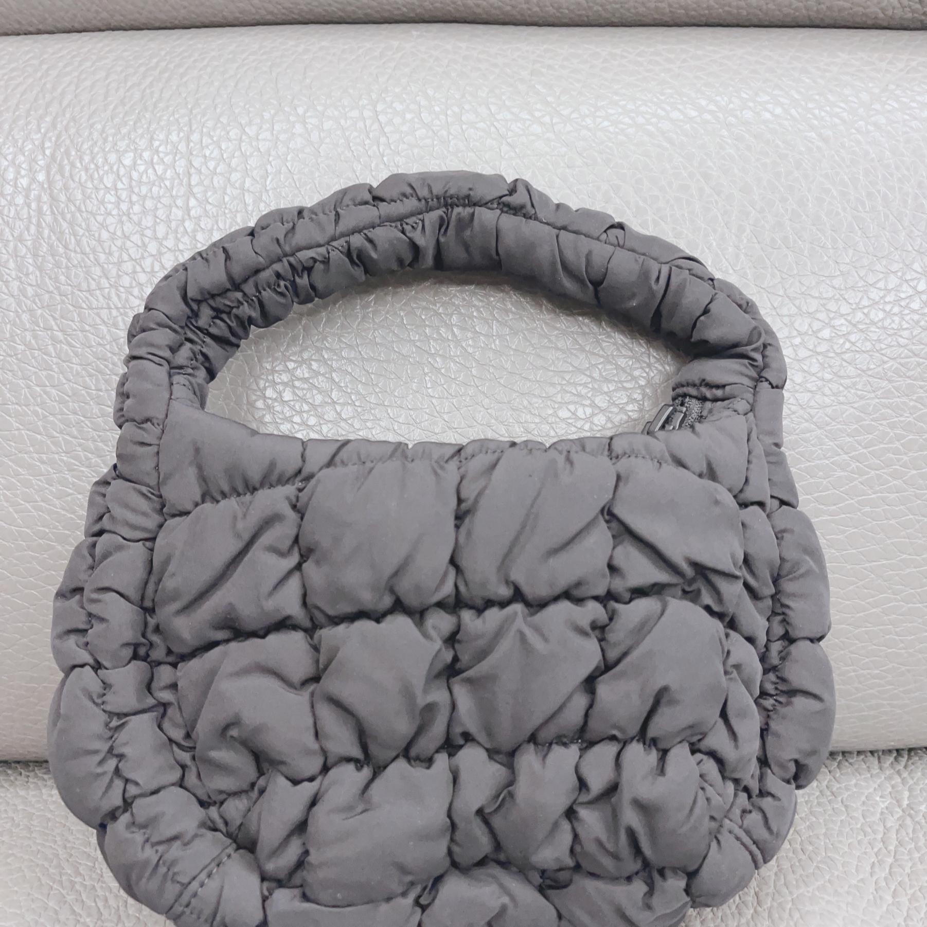 COS Quilted Micro Bag Black 착용 스타일