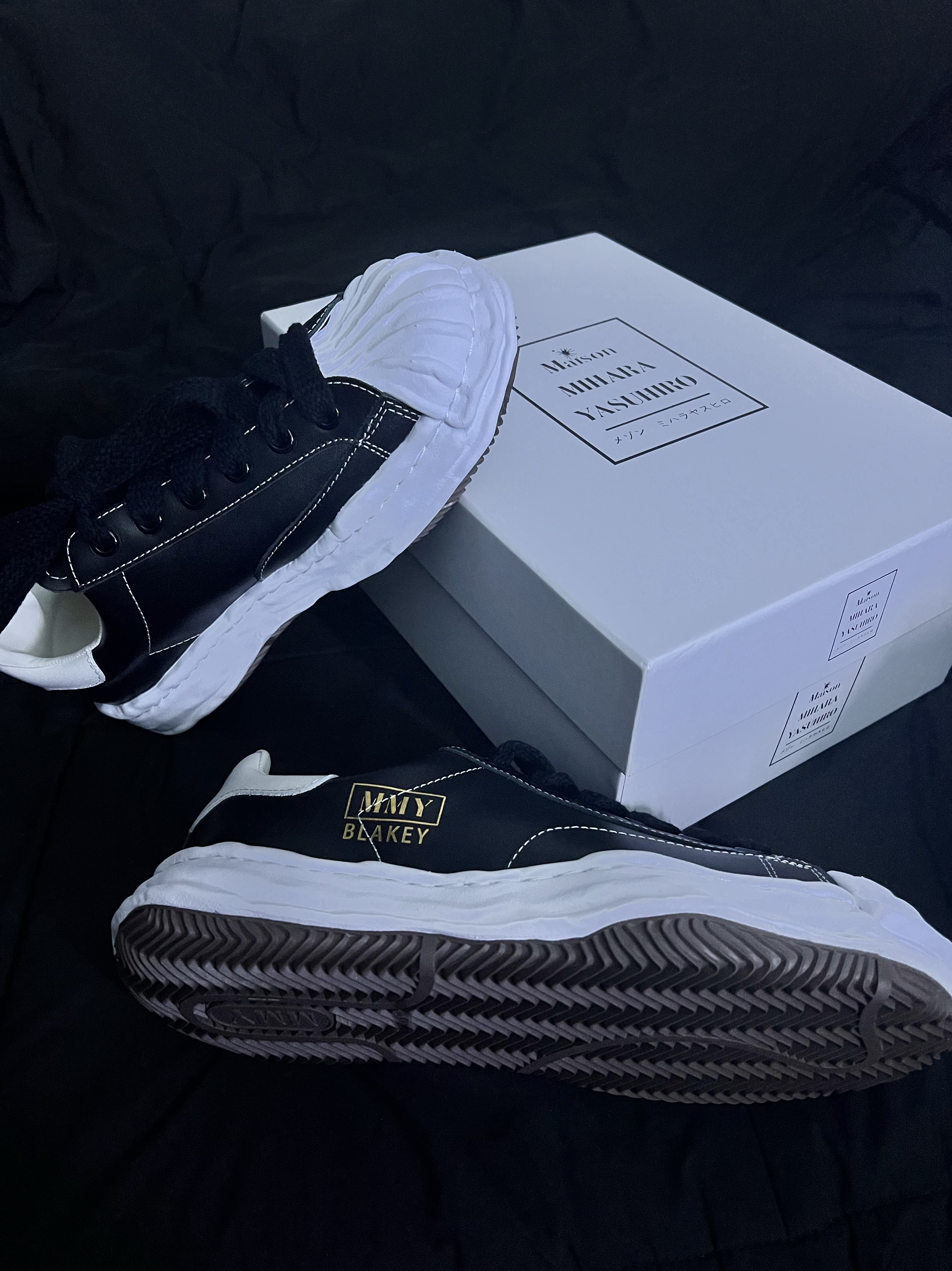 Maison Mihara Yasuhiro Blakey OG Sole Leather Low-top Sneakers Black 착용 스타일 - 3