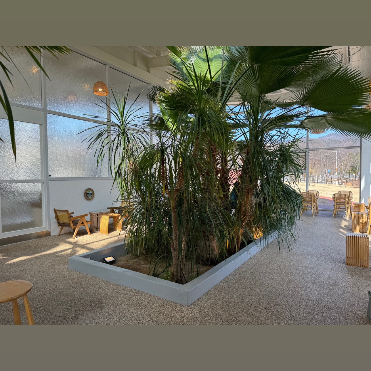 Puma x AMI Crewneck Sweatshirt Orange, Nike Air Force 1 '07 QS LBJ 착용 스타일 - 6