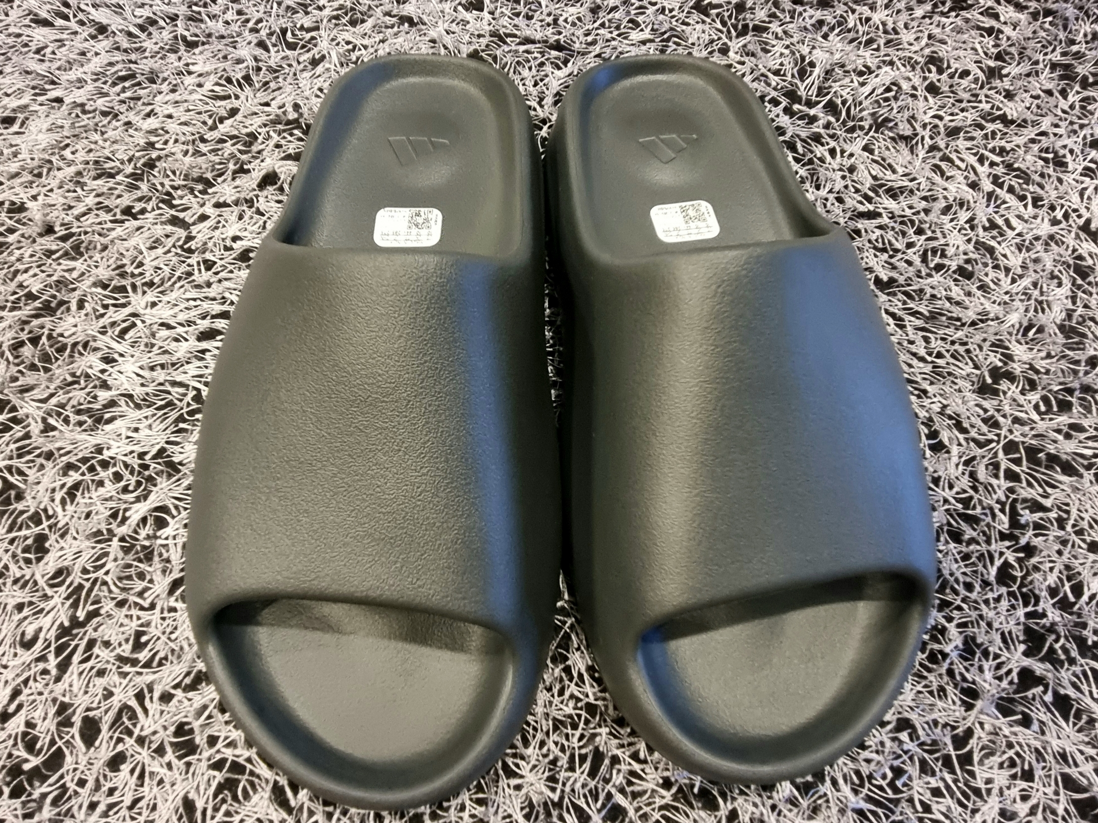 Adidas Yeezy Slide Dark Onyx 2024 착용 스타일 - 2