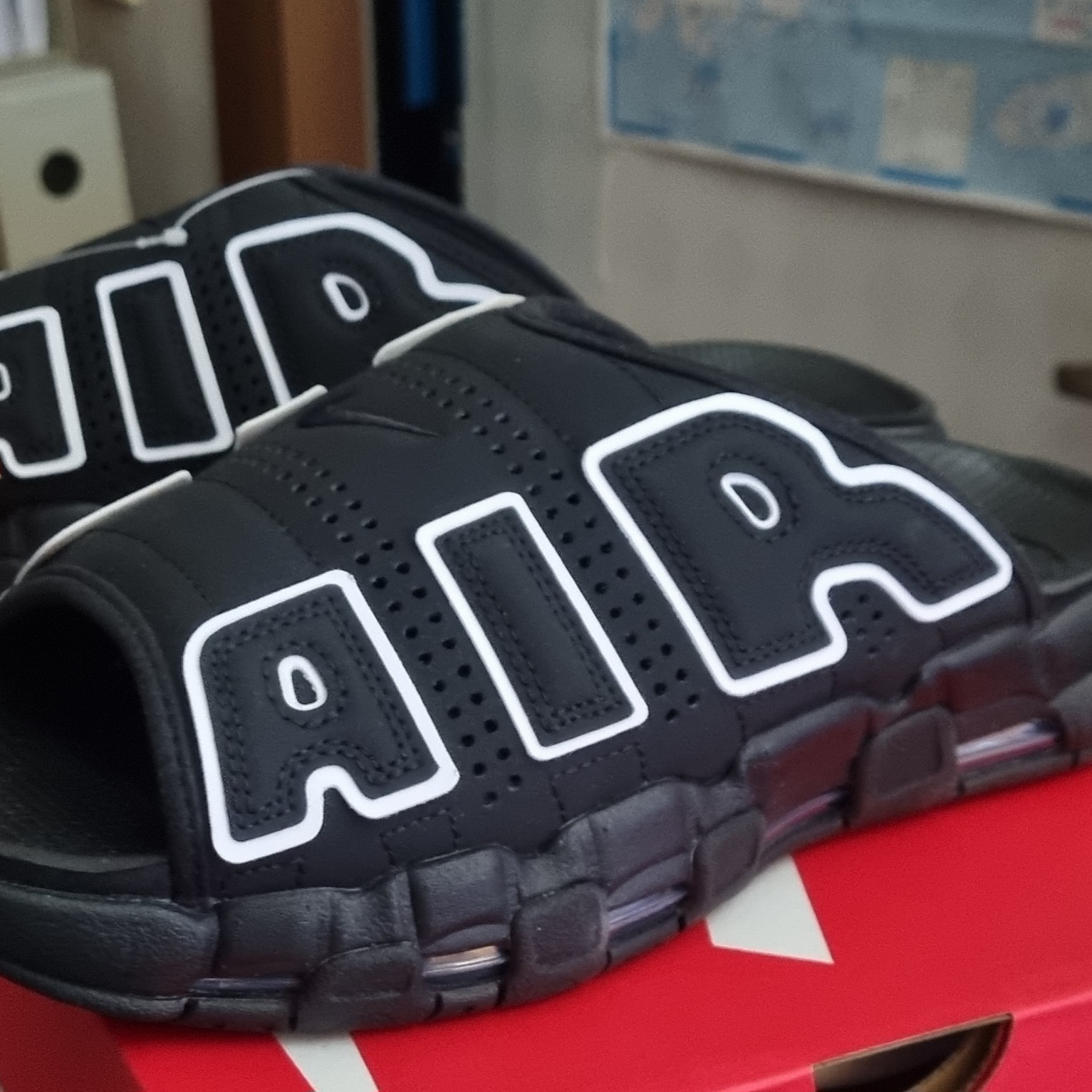 Nike Air More Uptempo Slide Black White 착용 스타일 - 2