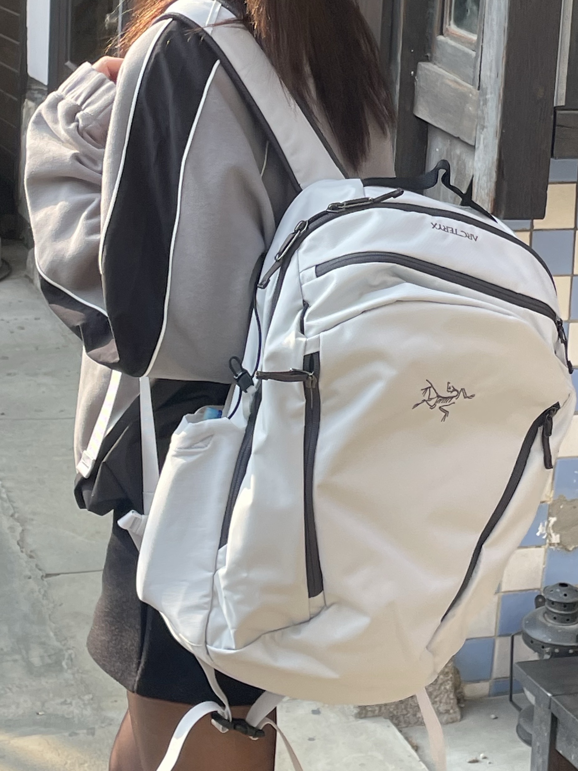 Arc'teryx Mantis 26 Backpack Solitude Graphite 착용 스타일 - 2