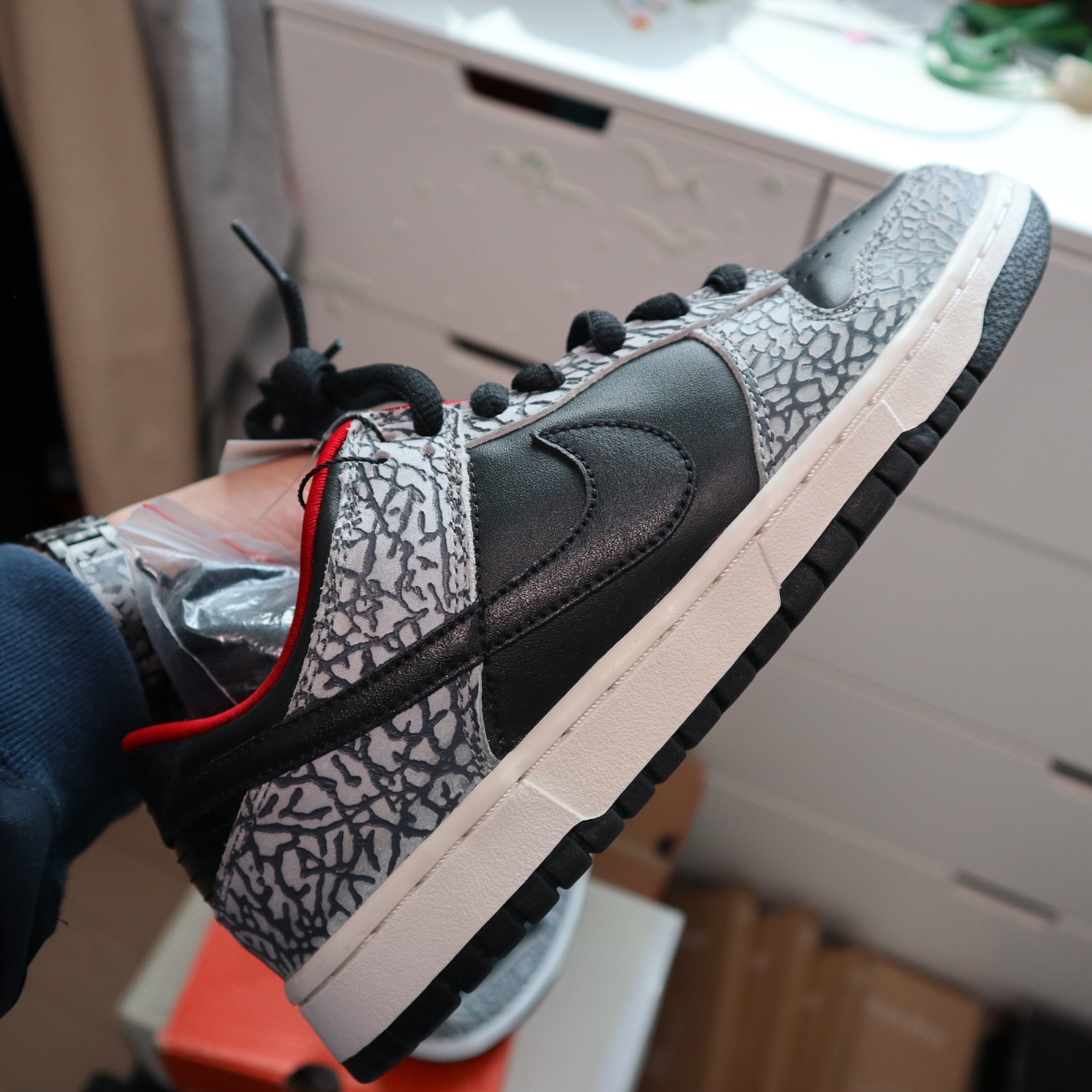 Nike x Supreme Dunk Low Pro SB Black Cement 2002 착용 스타일 - 3