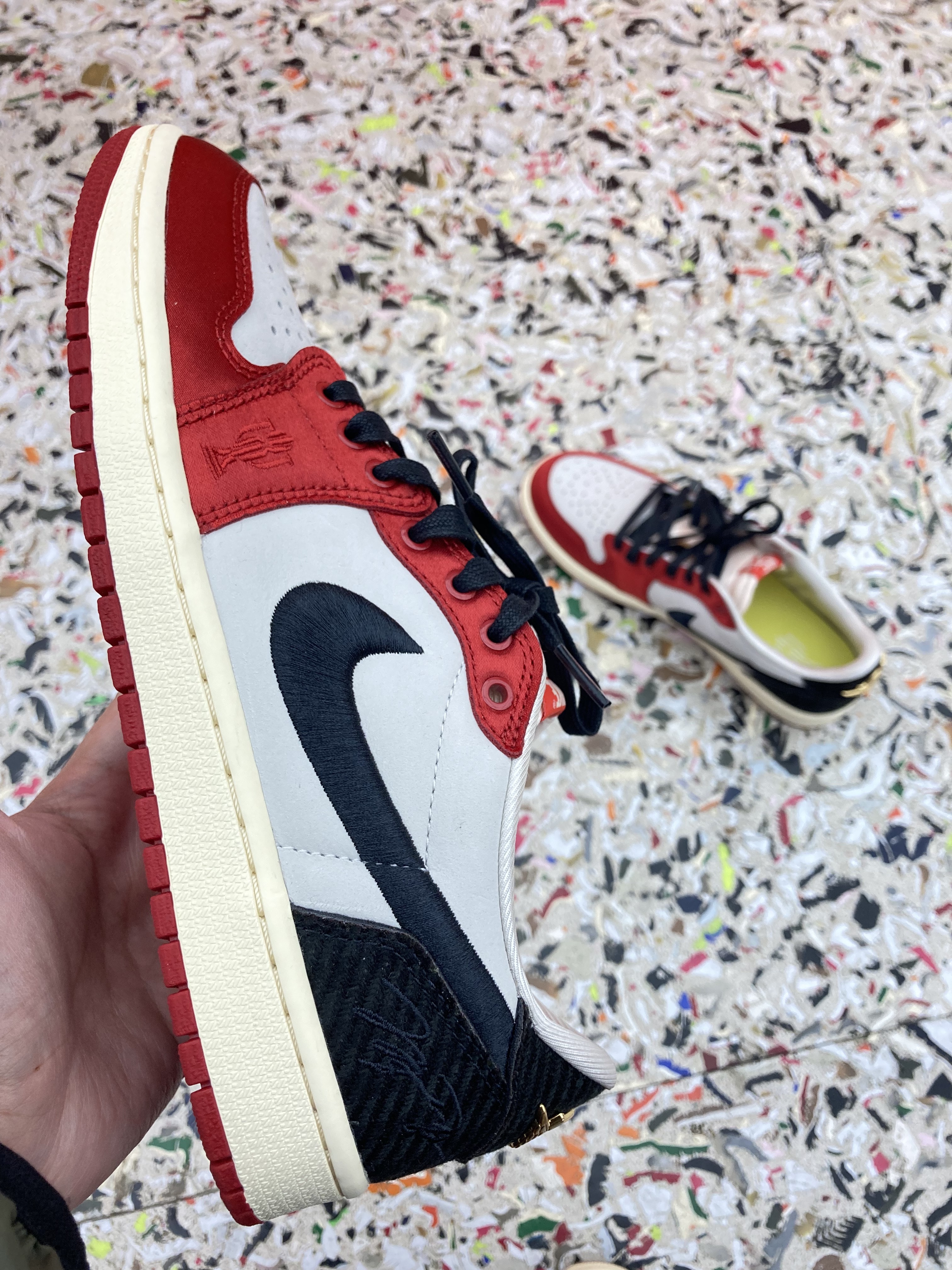 Jordan 1 x Trophy Room Retro Low OG SP Sail Varsity Red 착용 스타일 - 3