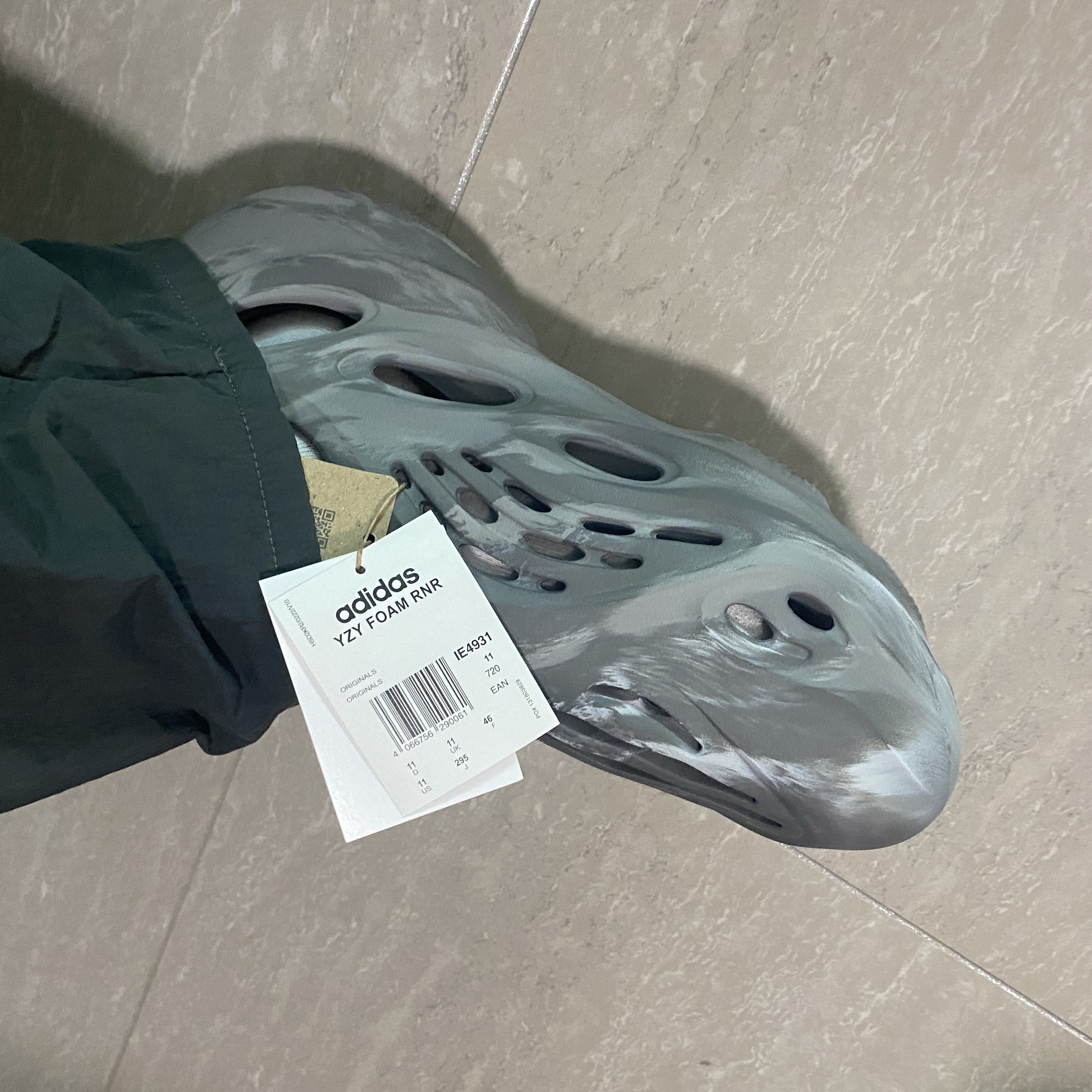 Adidas Yeezy Foam RNNR MX Granite 착용 스타일