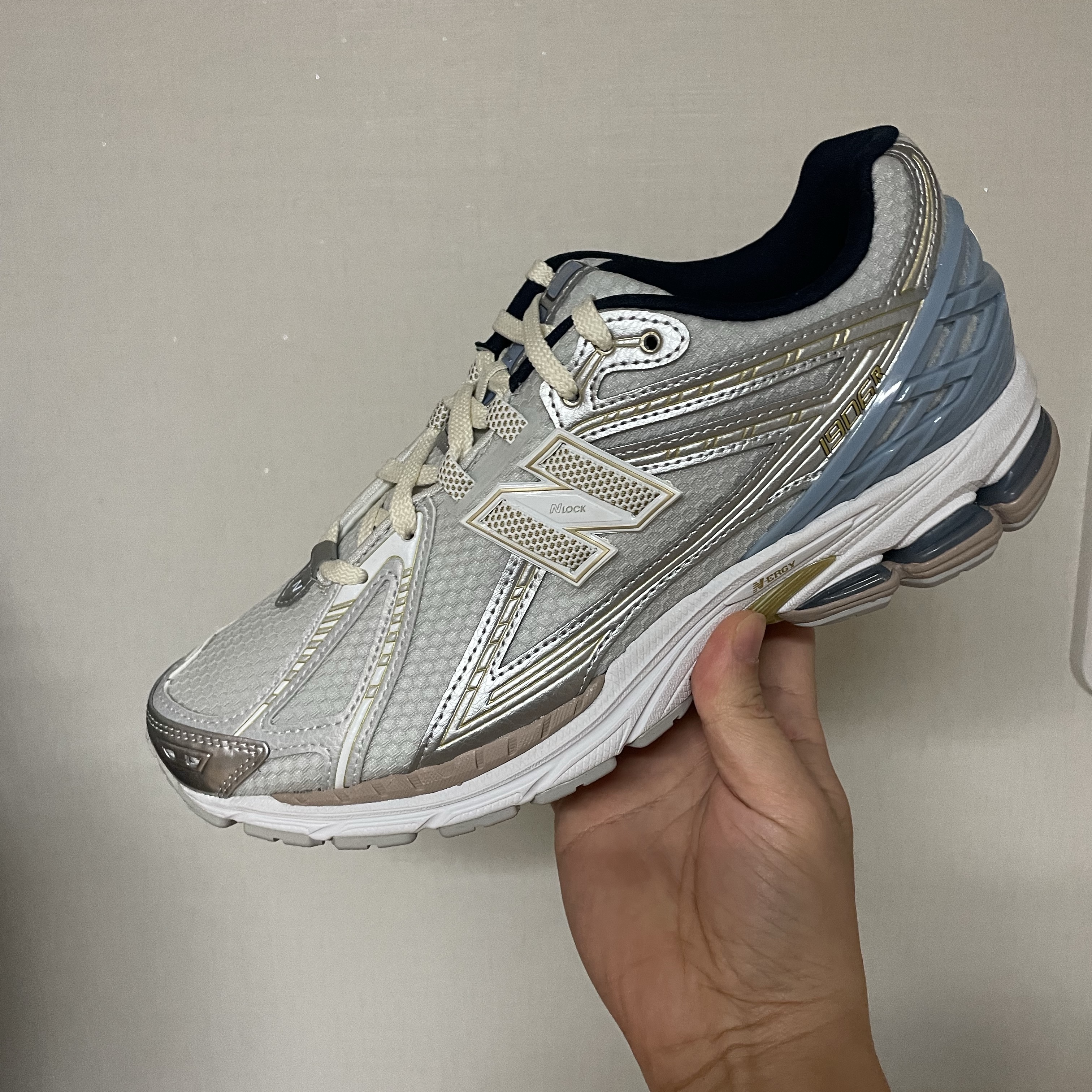 New Balance x Kith 1906R White Blue 착용 스타일 - 1