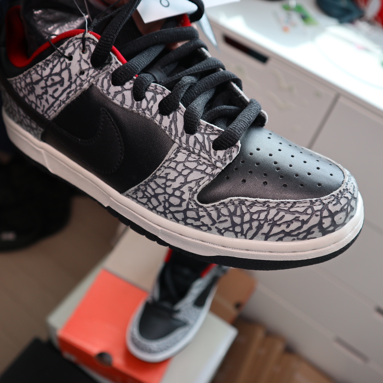 Nike x Supreme Dunk Low Pro SB Black Cement 2002 착용 스타일 - 4
