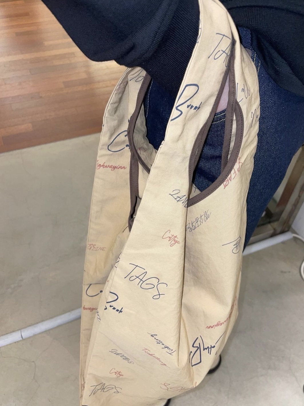 Safarispot Roux Base Uniform Team Reversible Varsity Navy, Safarispot Roux Base Uniform Tote Bag Beige 착용 스타일 - 3