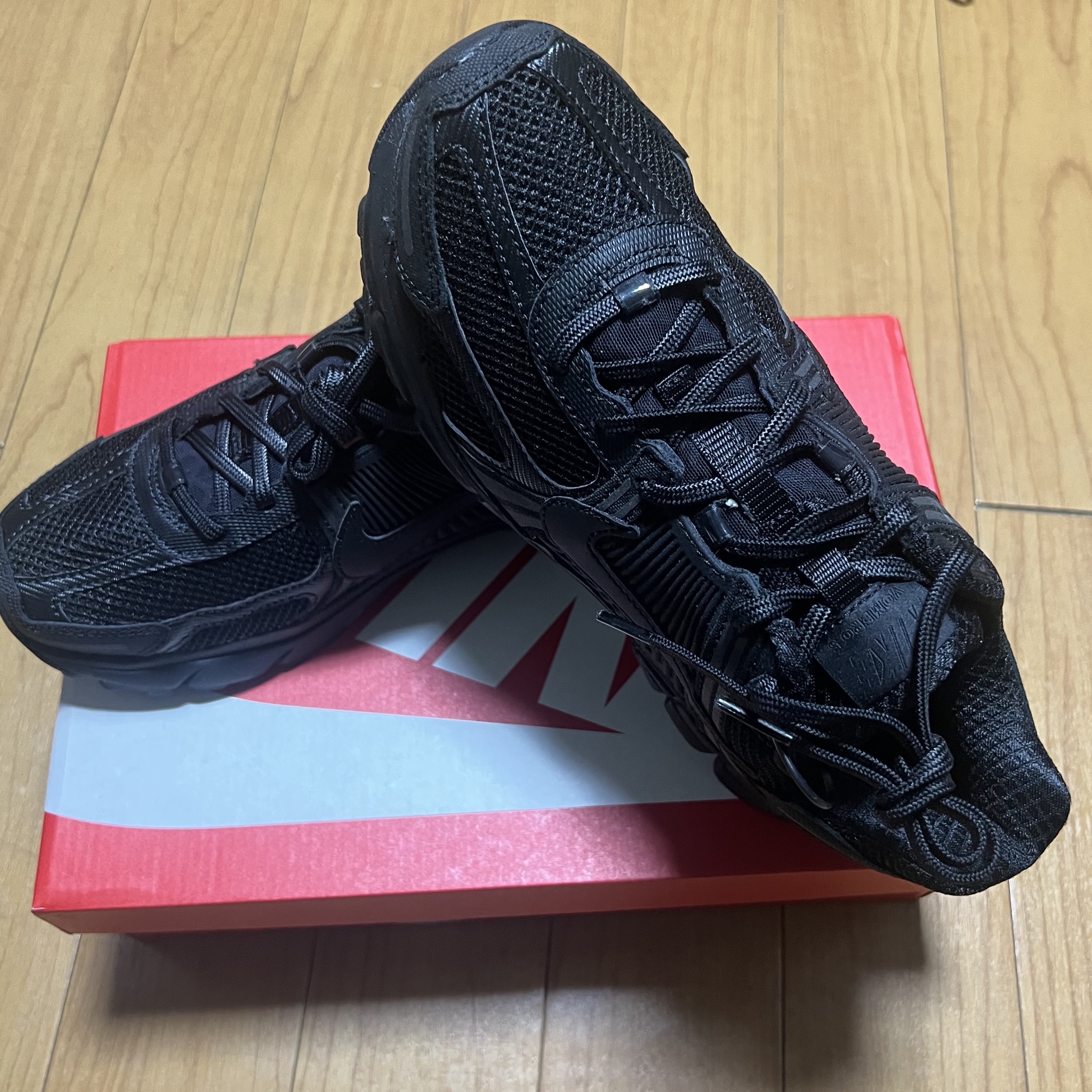 Nike Zoom Vomero 5 SP Black 착용 스타일 - 1