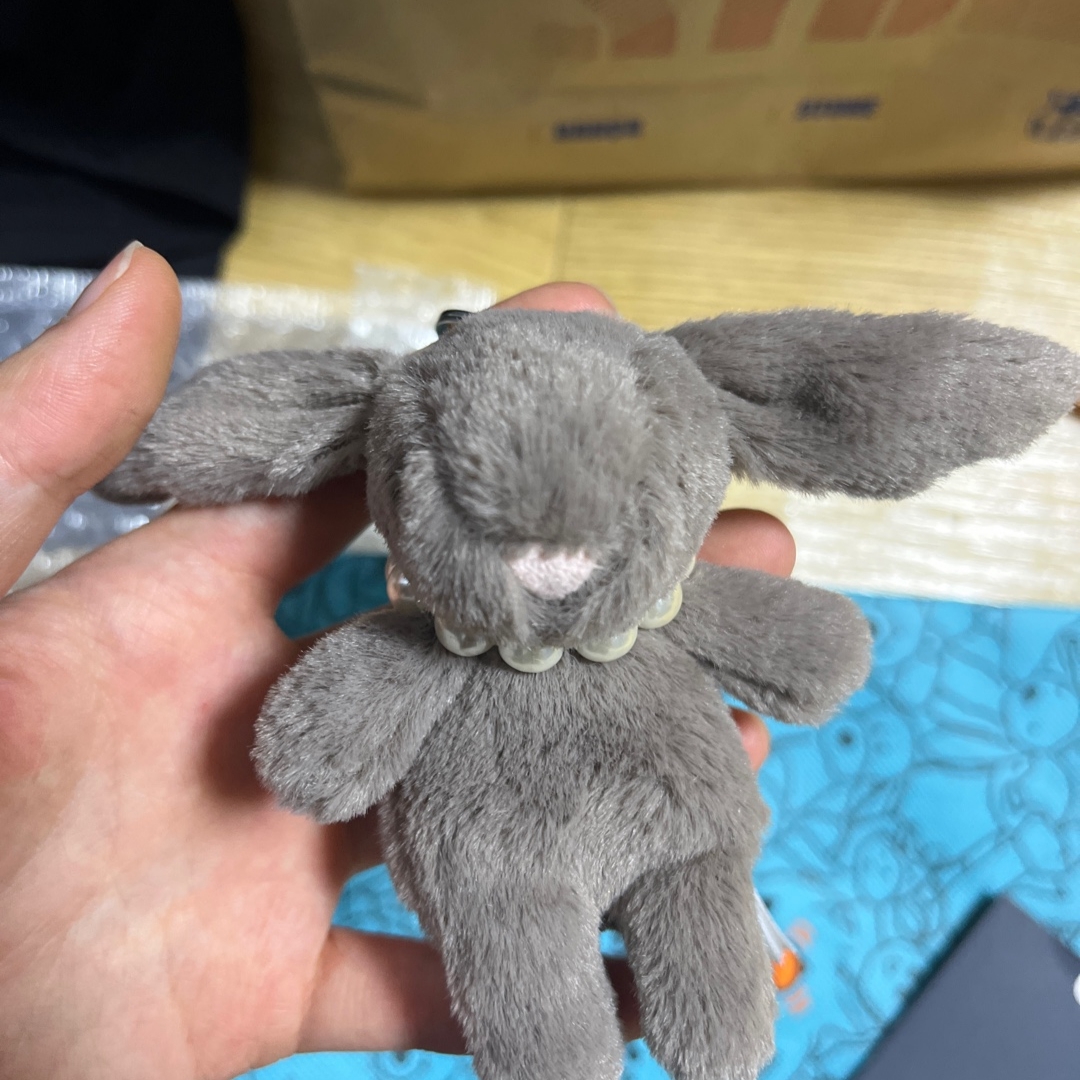 Jellycat Bashful Bunny Truffle Bag Charm Brown 착용 스타일