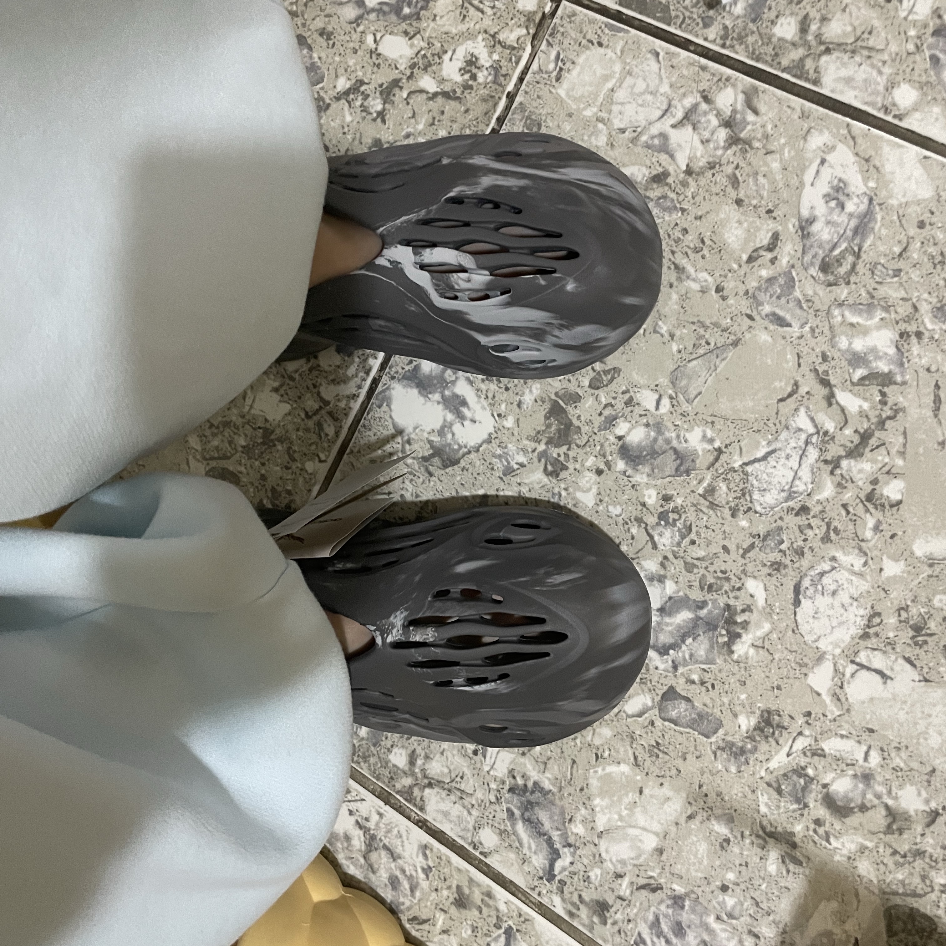 Adidas Yeezy Foam RNNR MX Granite 착용 스타일