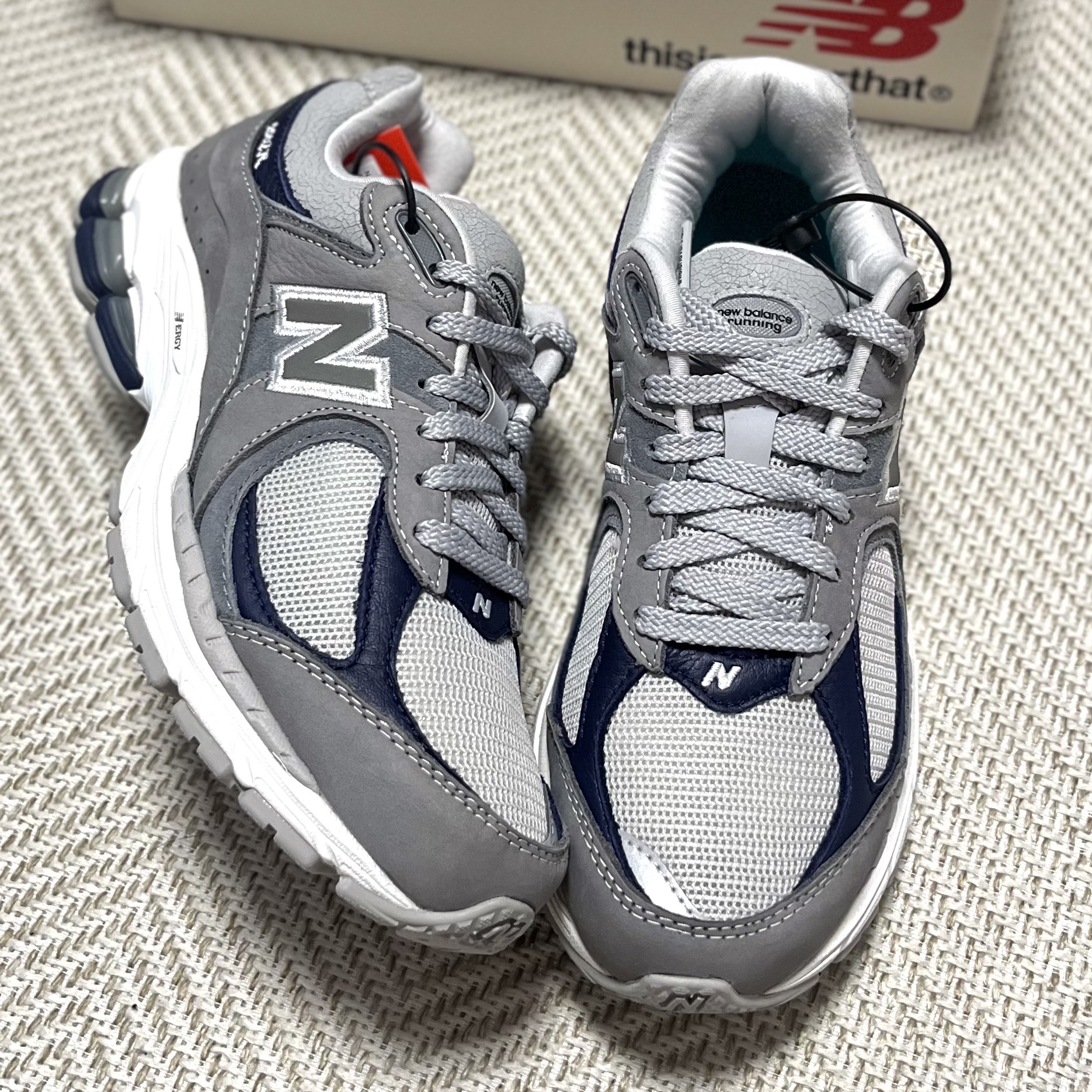 New Balance x Thisisneverthat 2002R 2022 Downtown Run 착용 스타일 - 2