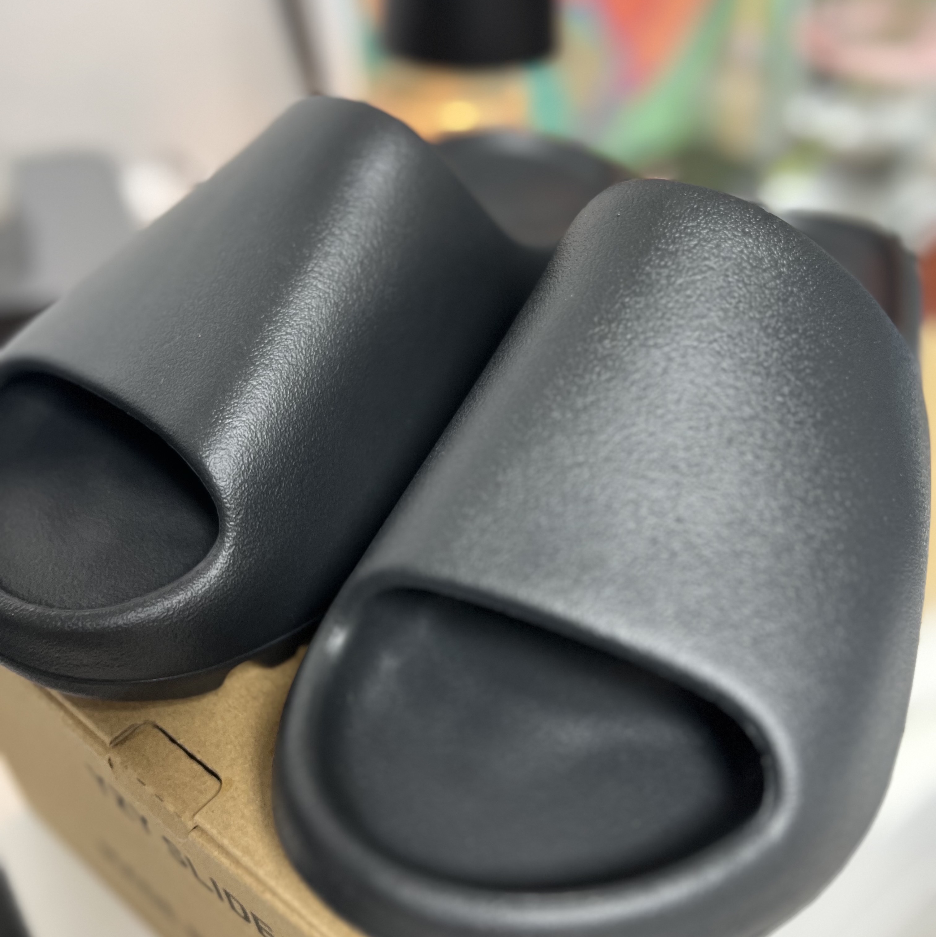 Adidas Yeezy Slide Onyx 착용 스타일 - 1
