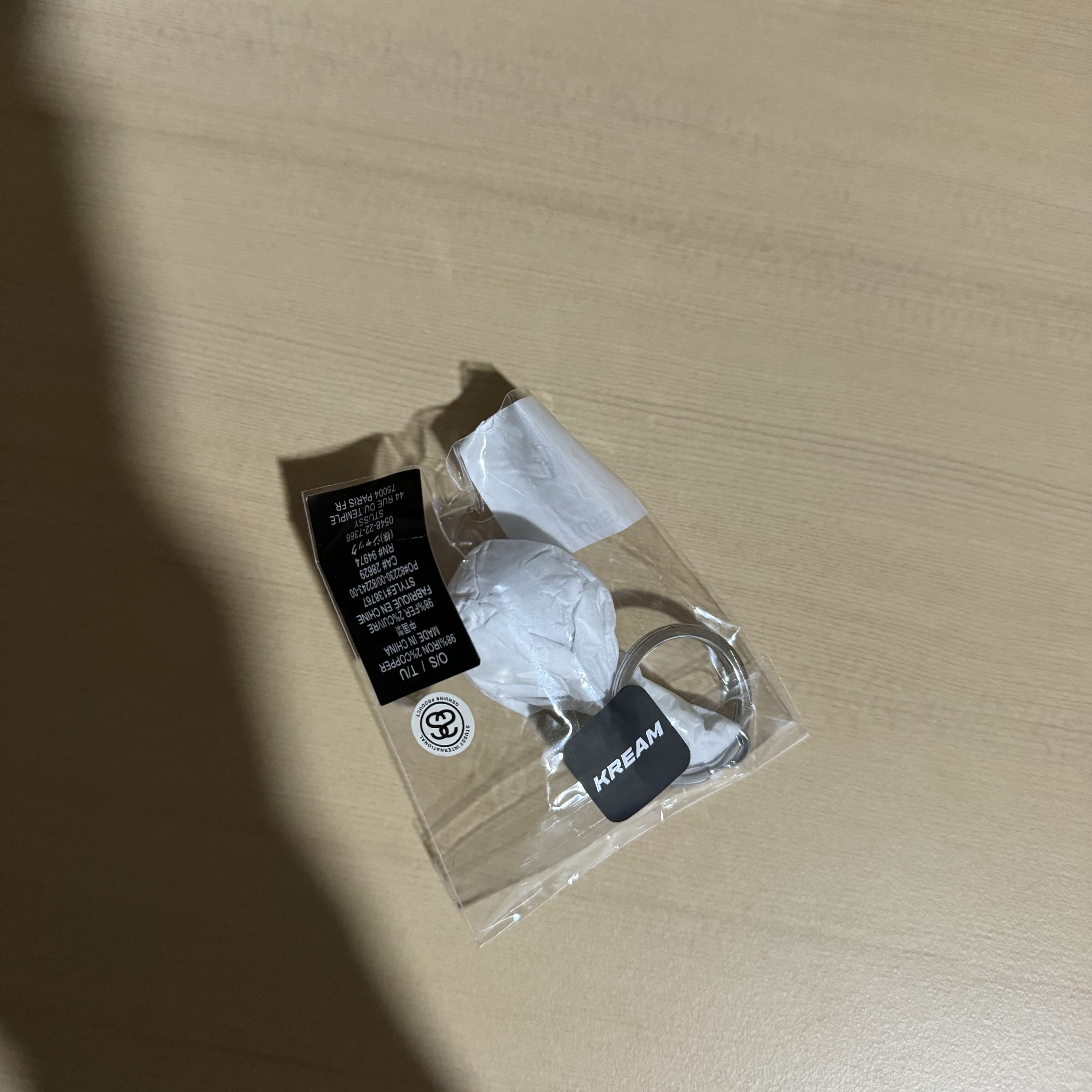 Stussy 8 Ball Keychain Black 착용 스타일 - 2