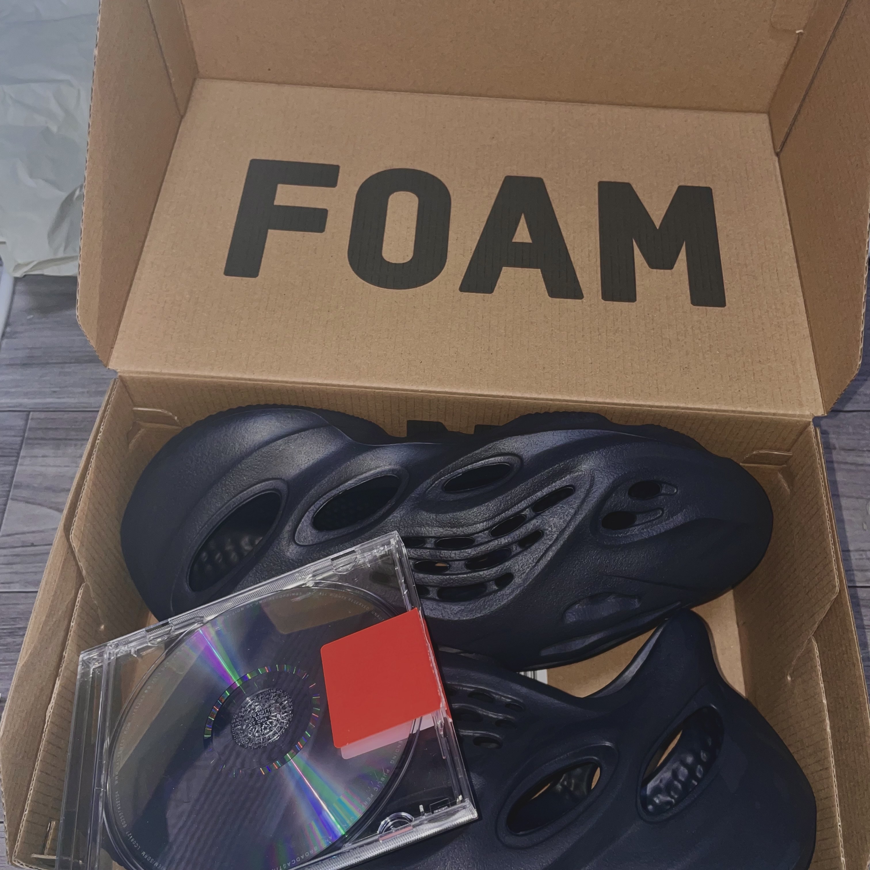 Adidas Yeezy Foam RNNR Onyx 착용 스타일 - 3