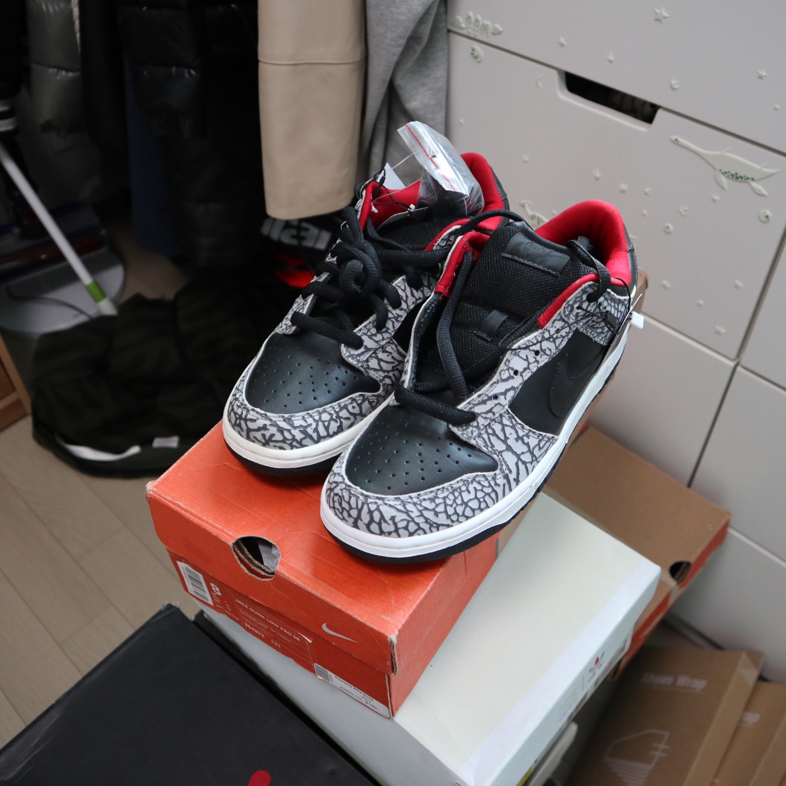 Nike x Supreme Dunk Low Pro SB Black Cement 2002 착용 스타일 - 2