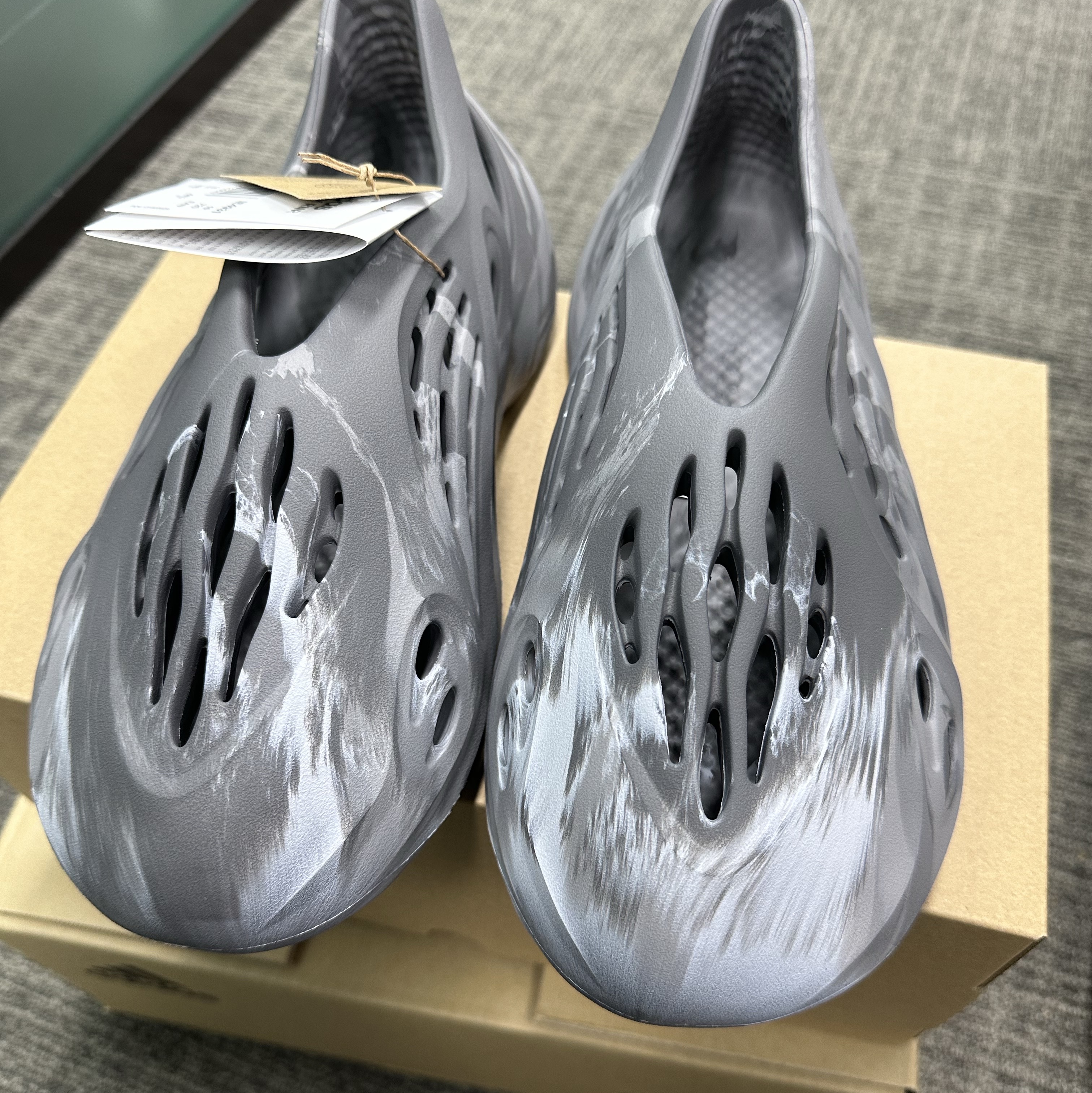 Adidas Yeezy Foam RNNR MX Granite 착용 스타일 - 2