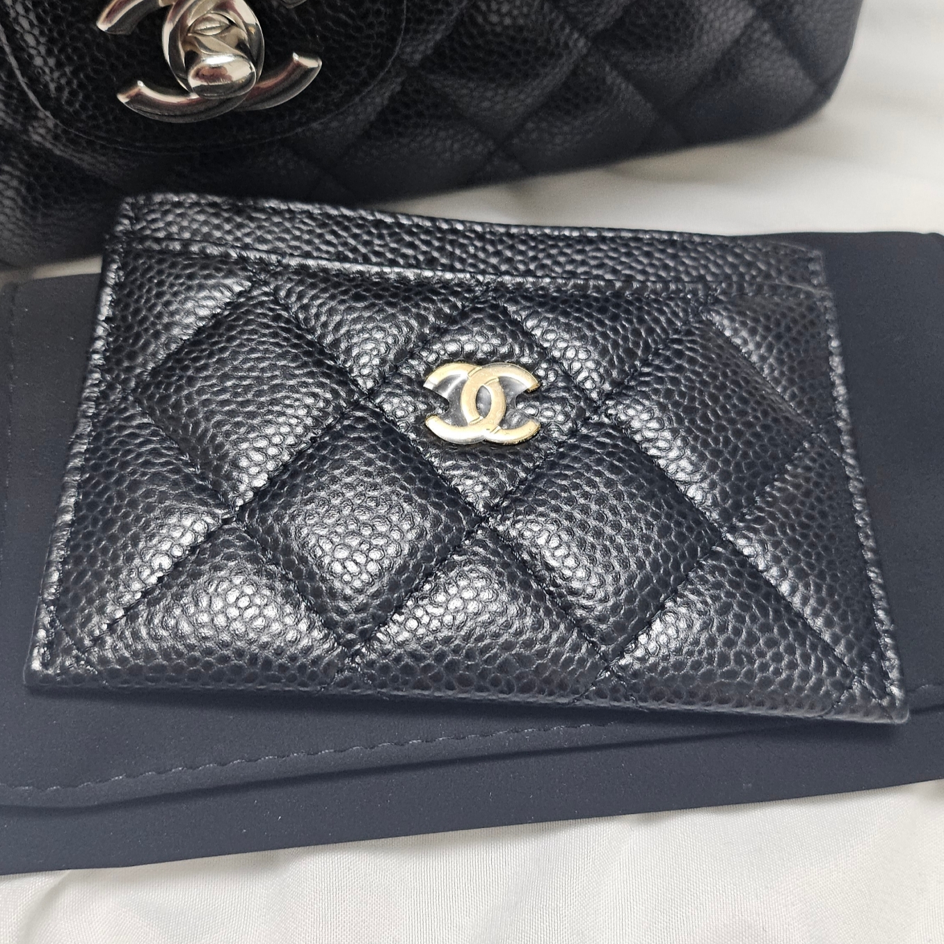Chanel Classic Card Holder Grained Calfskin & Gold Black 착용 스타일