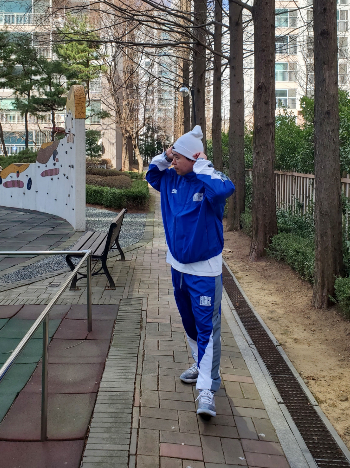 Nike NSW Utility Futura Beanie White, Jordan 11 Retro Cool Grey 2021 착용 스타일