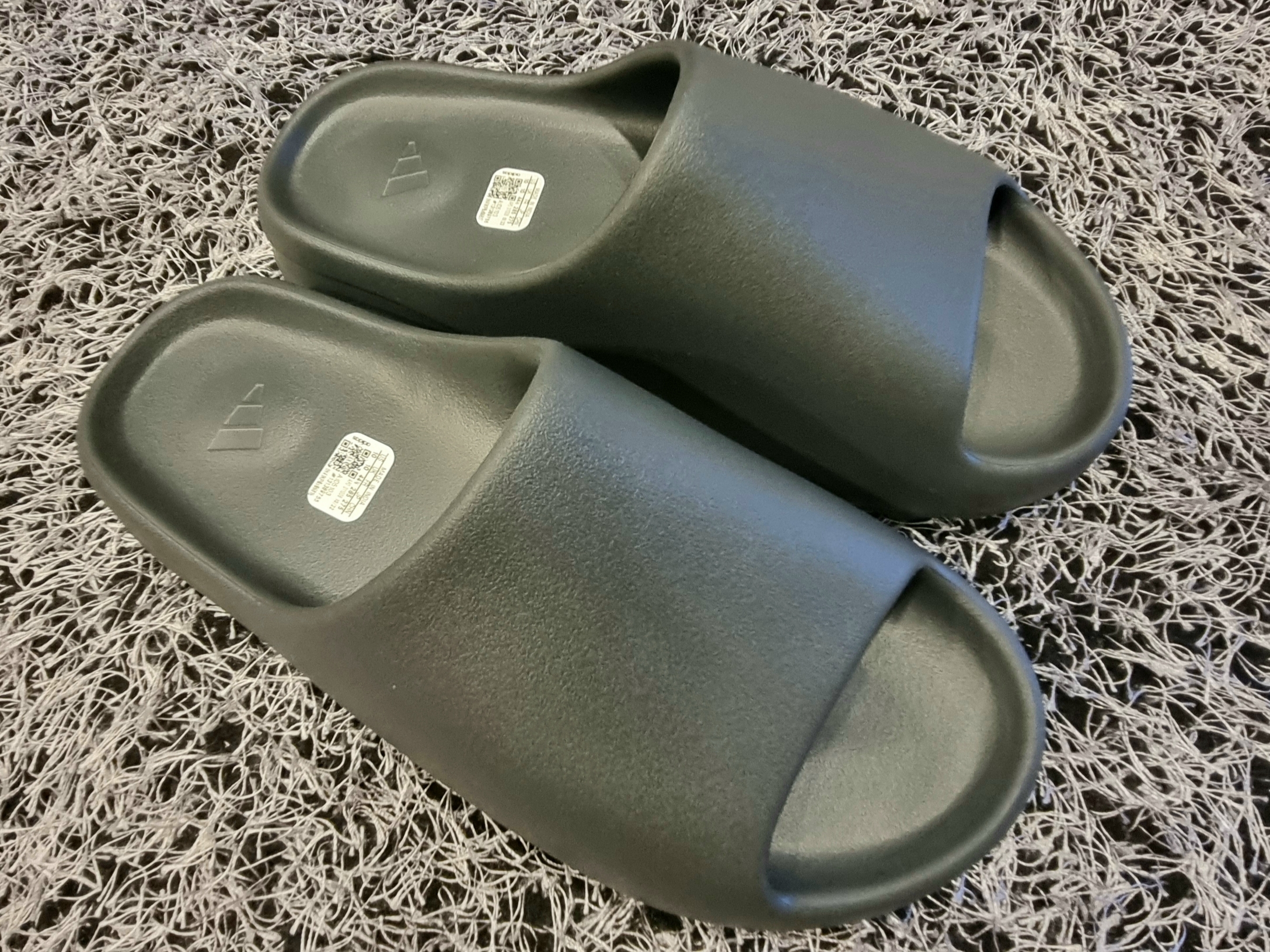 Adidas Yeezy Slide Dark Onyx 2024 착용 스타일 - 3
