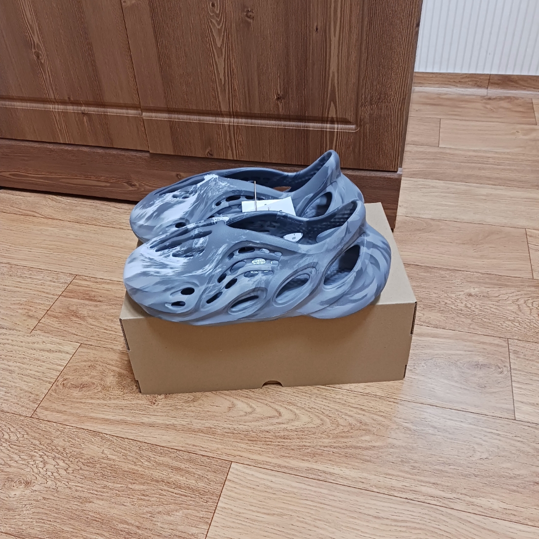 Adidas Yeezy Foam RNNR MX Granite 착용 스타일 - 2