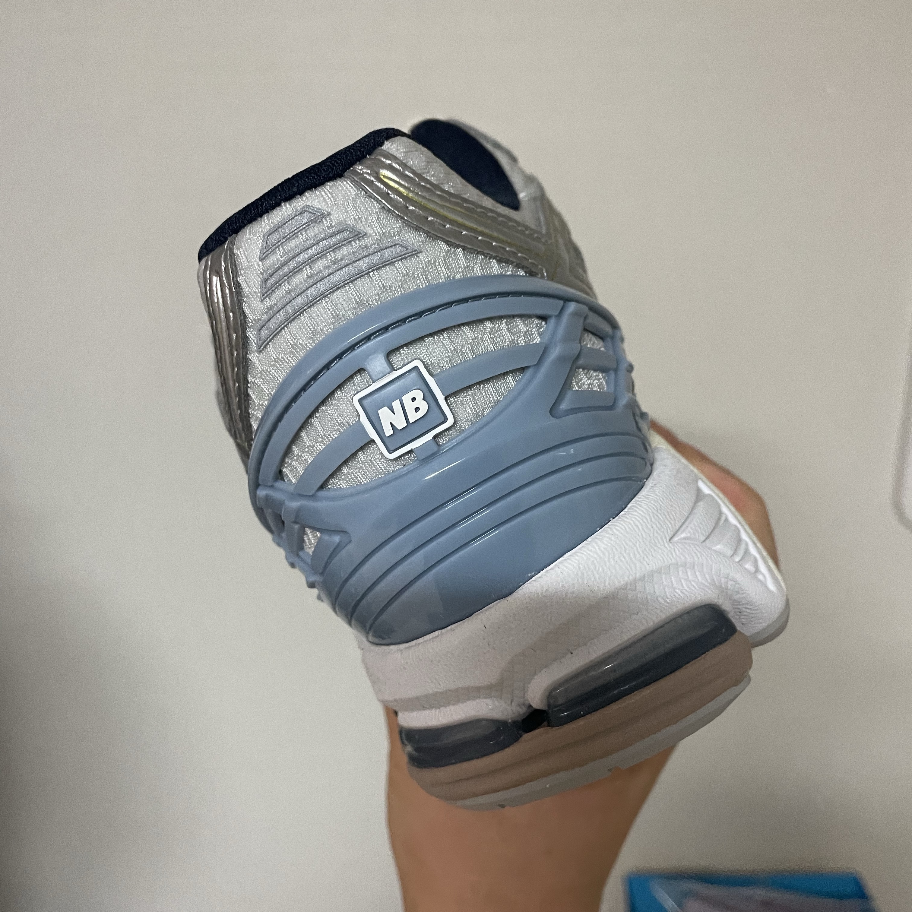 New Balance x Kith 1906R White Blue 착용 스타일 - 3
