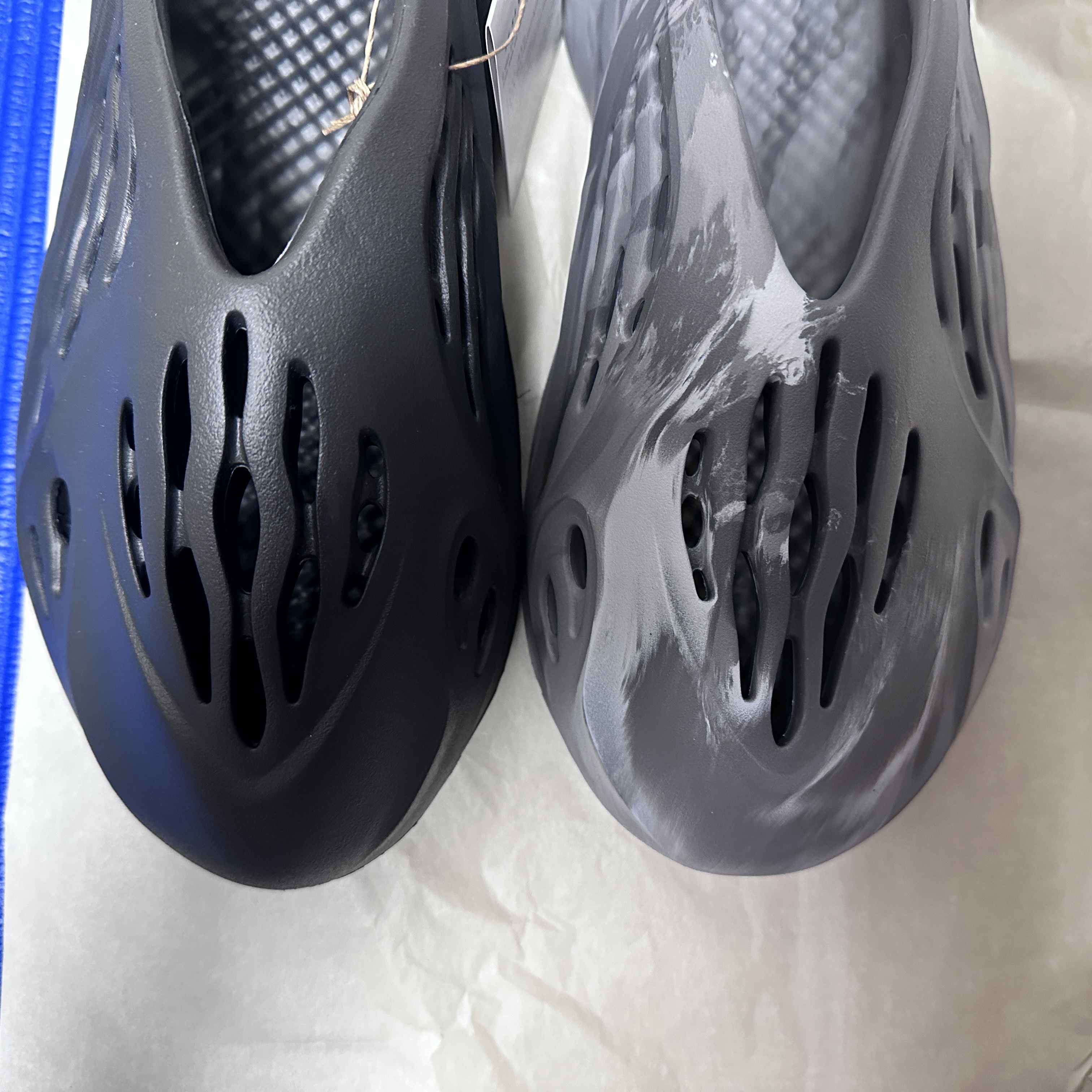 Adidas Yeezy Foam RNNR MX Granite, Adidas Yeezy Foam RNNR Onyx 착용 스타일 - 2