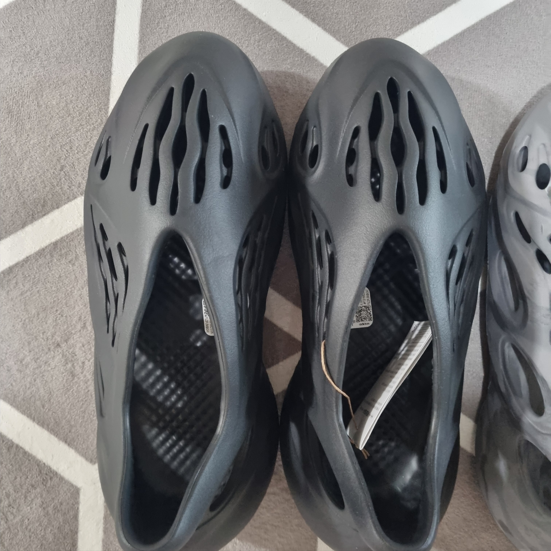 Adidas Yeezy Foam RNNR MX Granite, Adidas Yeezy Foam RNNR Onyx 착용 스타일 - 3