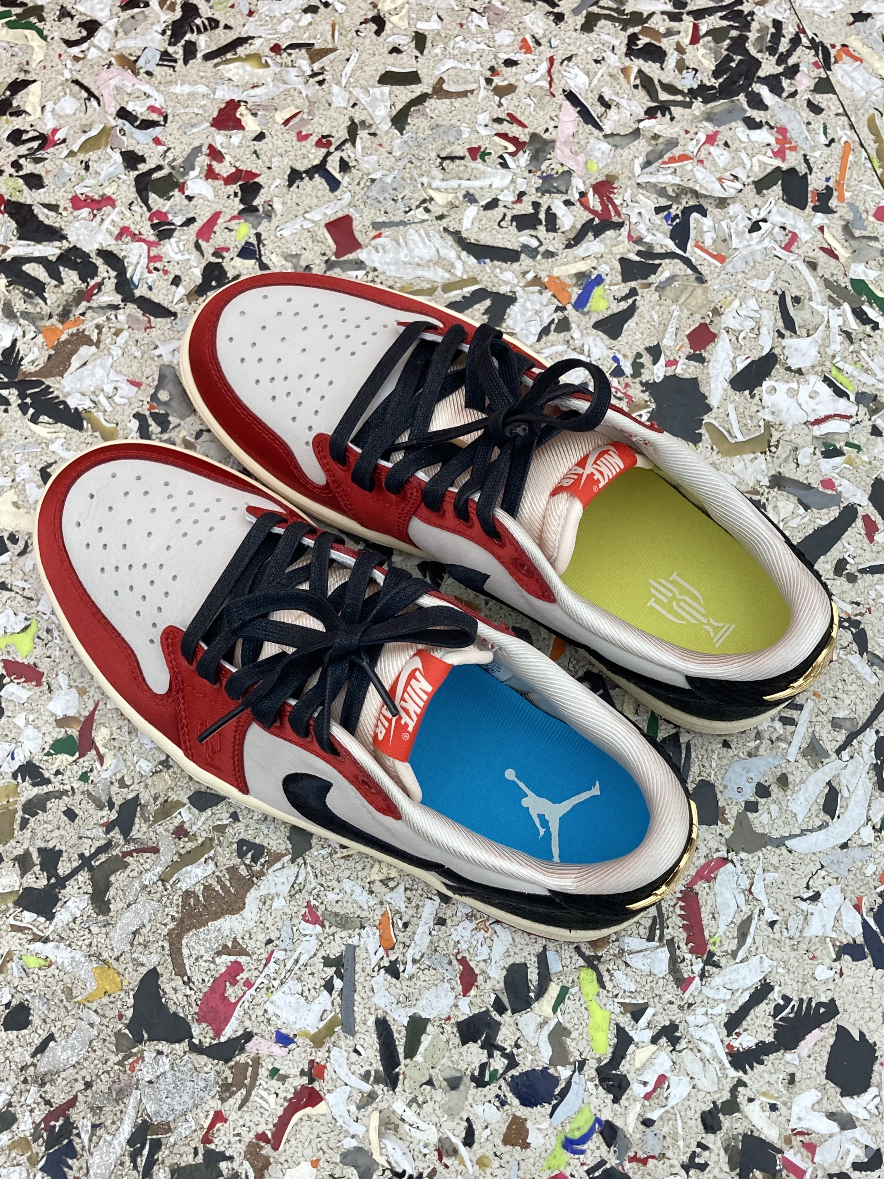Jordan 1 x Trophy Room Retro Low OG SP Sail Varsity Red 착용 스타일 - 2