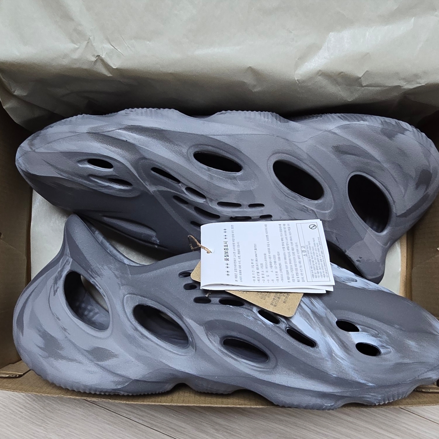 Adidas Yeezy Foam RNNR MX Granite 착용 스타일