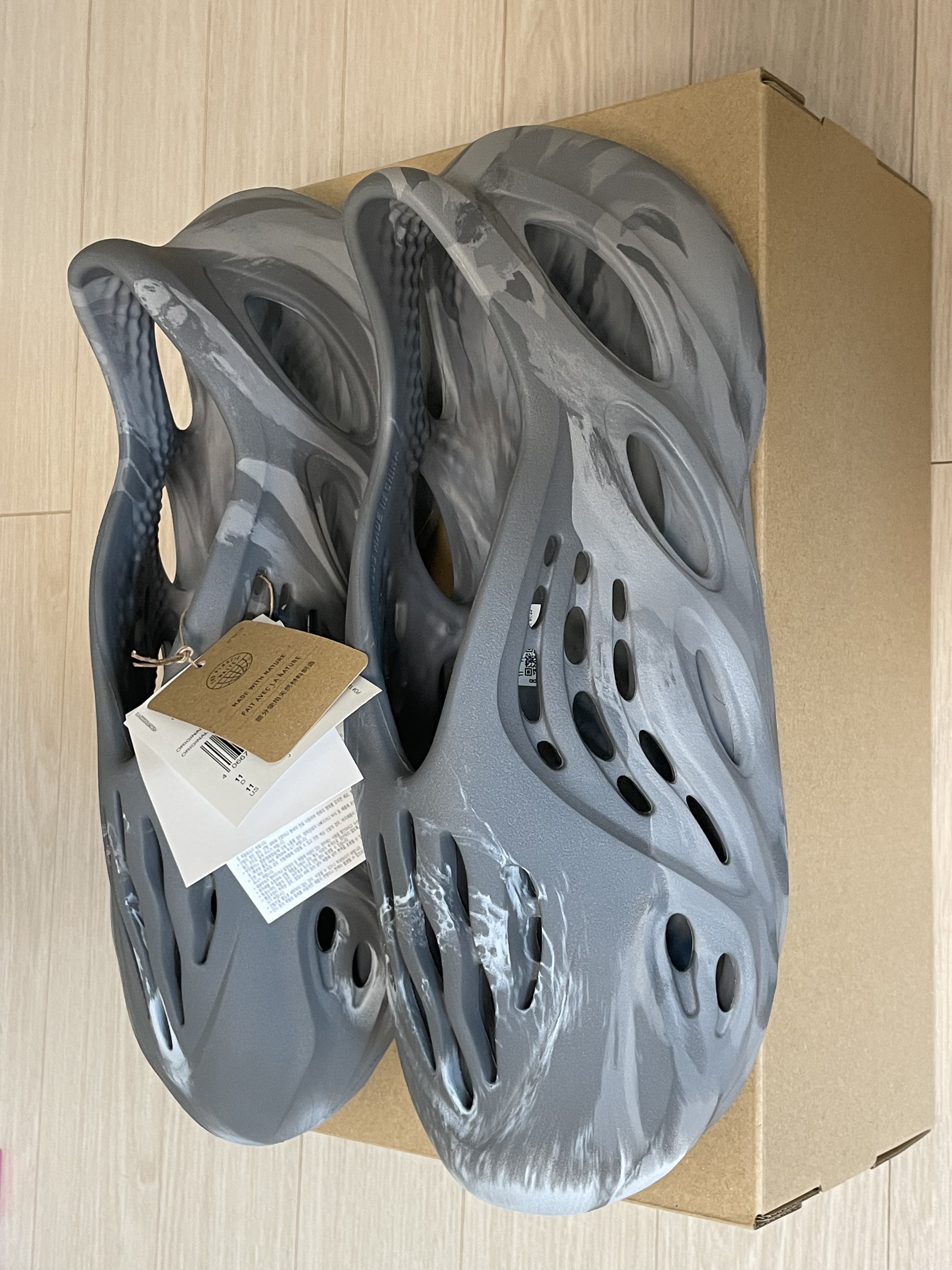 Adidas Yeezy Foam RNNR MX Granite 착용 스타일 - 2